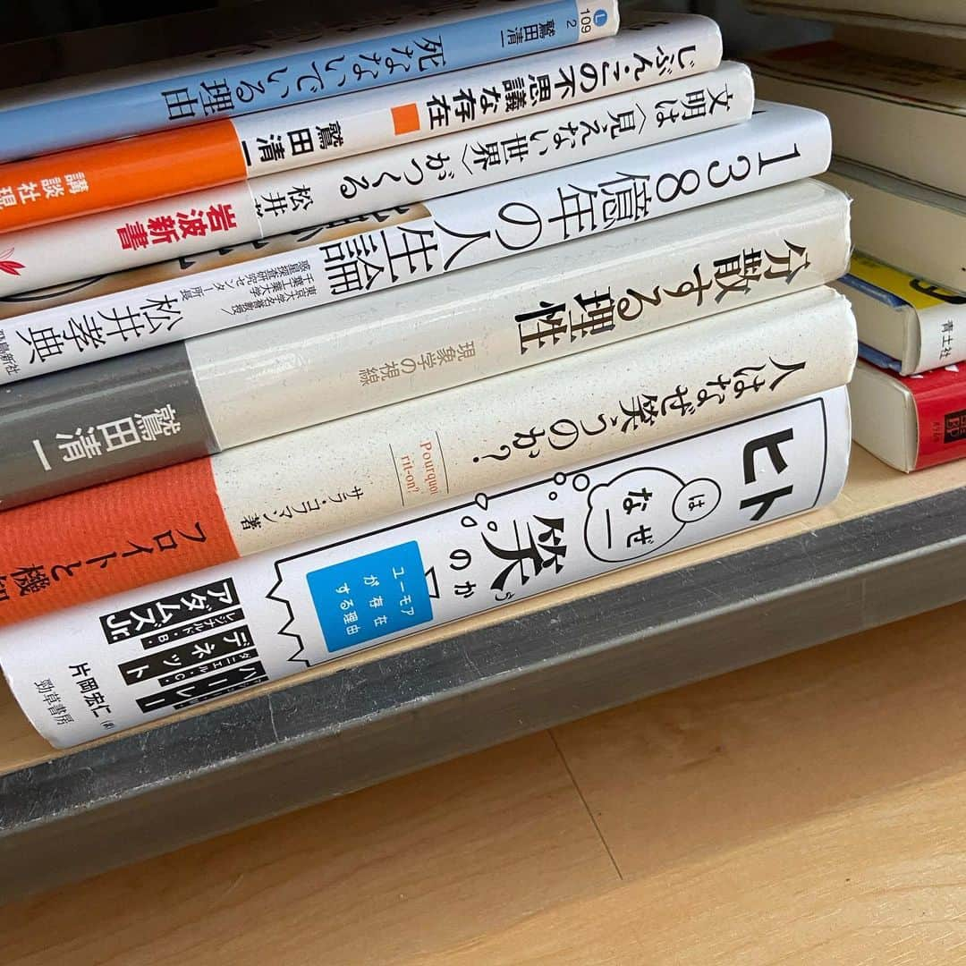 蓮沼千紘さんのインスタグラム写真 - (蓮沼千紘Instagram)「今日は先日受けたオンライン講義の話を。 . . よく面白い事の情報交換をしている山フーズの聡子さんに教えていただいたオンライン講義で、 数学者の森田真生さんと土壌学者の藤井一至さんの 「人間とは何だろうか」-土とともに考える- を受けました。  久しぶりに授業を受ける感覚で始まるまで少し緊張しました。📚. 講義の内容を網羅するわけにもいかないので私にとって響いた事、メモを取ったことをさらにかいつまんで共有できたらと思います。  イントロトークの30分で森田さんから新型コロナウイルスについて話があり、 現状は決して平常性から逸脱した状況なのではなく、ずっとそこにあったいろんな事がウイルスをきっかけとして見えるようになった意識されるようになっただけ。 そしてウイルスはどこから来るのか、 本来のウイルスの家である動物から人間になぜ移動したのか、根本的なことを考えないと潔癖になれば解決することではないこと。 むしろ多種多様な細菌が体の中には必要なこと。ここではパオロ・ジョルダーノ著書邦題で「コロナの時代の僕ら」が紹介されていました。 知るべきことに蓋をしていた。 その蓋をウイルス(きっかけ)が開けた。  ありとあらゆる問題に直面直視することになりましたよね。 ウイルスをどう防ぐかも大事かもしれないけれど、どう生きていくべきなのかを考えないとウイルスははるか昔からずっと存在しているしこれからも存在し続ける。 ウイルスや細菌、野生動物など人間以外の生命とどう共生するか。  そして、目に見えないもの、不気味さとはなにかの説明に「H.ベルクソン/S.フロイト著書-笑い/不気味なもの」が紹介されました。 慣れ親しんだ内密なものが抑圧を被ったのちひ回帰する。思い出したり直視すること。  この本が紹介された時私は一人興奮しました。 一昨年母を突然亡くした時、葬儀場でドリフターズのコントかってくらい笑いがこみ上げ爆笑と涙を繰り返しました。 不謹慎て言われるかもしれないけれどとにかく自分の奥底から湧いてくるおかしみを抑えられなかった。横隔膜を揺らして笑いとなって外に発された。 失った寂しさや悲しみは確かにあるのにこの湧き上がるおかしみや笑うって何なんだろうと思いいろんな研究者の笑いに関する著書を買いまくったその中の一冊がまさにこの本でした。(実家にあるから写真にないけど) 森田さんの話を聞いていて、死が本当は当たり前にあるはずなのに日常と言われるところからは遠ざけられていて、それが葬儀という場で形式の中にありあり存在して直視させられて私の中で不気味な得体の知れないものになって笑いになったんだなって少し分りました。 何となく後回しにしてまだ全ての本も読みきれていないしわかり切れていなかったけどほんの少し分かった気がして、これだから知ることを求めるのは楽しいと思いました。違うように思える角度から突然共通項が現れるから。こういう時めちゃくちゃドーパミンが出ます。興奮する。  そんなことですっかりイントロで掴まれてしまい終始前のめりで講義を受けました。  藤井さんの「土と人がきた道。そして、これから」  グローバルというと遠くから見たような遠くへという感じだけど実は足元の土を一握りするとそこには世界の情報が詰まっている。とか、もうグローバルとローカルの二分化は終わりって話面白かった。宇宙の別の星に生存圏を見出すよりも足元の土を、自分たちのルーツを見る。  土ってどこからが土なのかというお話もあまり考えたことがなかったので興味深く、農業で言うところの土と地質学者の言うところの土にもどこからがと言うところには違いがある。 植物の育つ土は18センチ程度。 土にしても地球にあっても生命の存在できる層は薄いんだねとか。クリティカルゾーンという。  Homo ab humo. ヒトは土(腐植)から生まれた。(ギリシャ)  はじめ地球には土がなくて、 植物が出現してその植物が枯れて落ちて腐植して土になった。 樹木は虫に分解できないから石炭になり、 きのこ類が一部分解して土にしてたり。  日本は自然が豊かだから土も豊かなのかと思えば雨が多くて酸性の土だからそんなにいい土ってこともないと。  食べているものの95%は土由来で残りの5%が海由来。  土の栄養が高い場所は人口が密集する。  食べ物が豊富にできる豊かな土壌はたびたび戦争の原因となった。 自分の国土が貧しく食べるものがあまりできないと他所の国の豊かな土を求めて侵略する。 私は戦争って戦争すると儲かる人がいるからとか宗教上の対立とか差別、そんなことしか思ってなかった自分が少し恥ずかしくなりました。 多くの争いの根本には水や土が関わっていること。土がうまくいけば飢餓がなくなり争いが減る。 地球の土壌が人口何人まで支えることができるかとかの話も興味深かった。 ベジタリアンが増えた方が地球が支えられる人口は多いとか。  文字制限につき、続く。」6月15日 15時26分 - knitchihiro