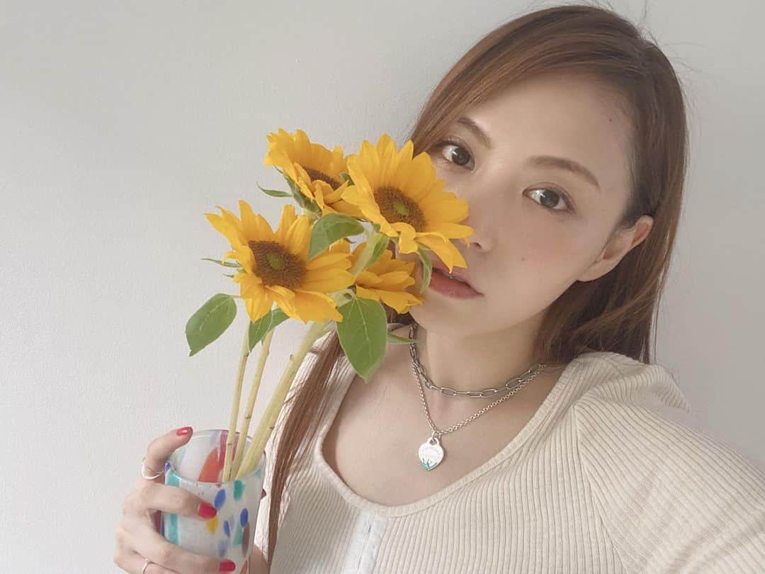 田野アサミさんのインスタグラム写真 - (田野アサミInstagram)「🌻🌻🌻🌻. Sunflower＝向日葵 お部屋にひまわり。 My life thema is like the sun!!🌞. Sunflowers love the SUN! Me too LOVE THE SUN！soo best friend.😂🌻lol #田野アサミ#asamitano #sunflower#向日葵 #アサミフラワー」6月15日 15時27分 - tano_asami