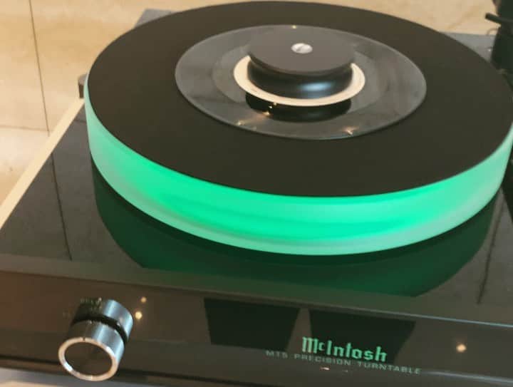 キム・ボヒョンのインスタグラム：「#턴테이블 장비 구경하러 🧚🏻💚 #LP #메킨토시 #turntable #mcintosh #bowerandwilkins 🦋」