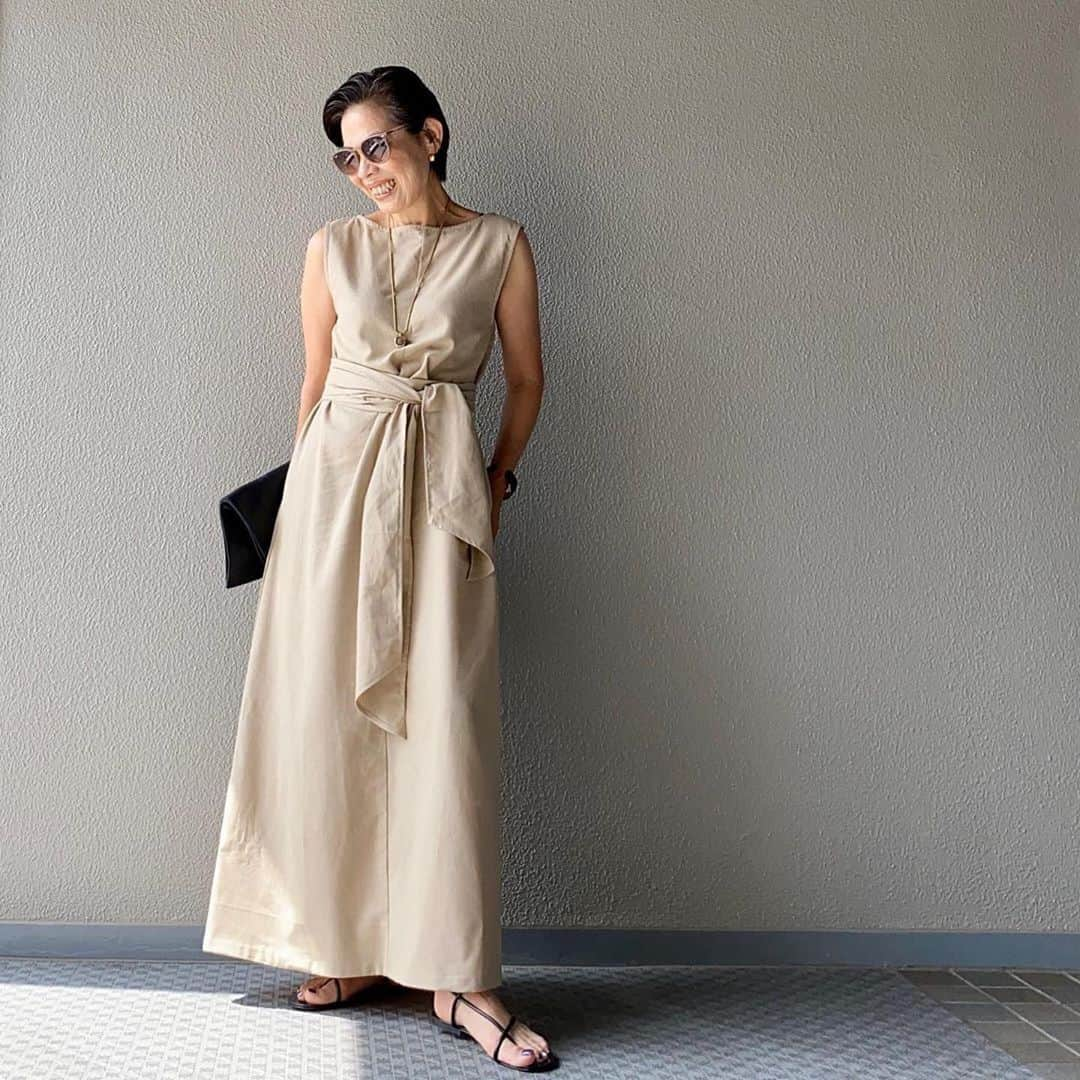 ur'sさんのインスタグラム写真 - (ur'sInstagram)「. . 【 style share 】 麻混バックシャンノースリーブワンピース 品番:BVXN0510 ¥3,990+tax . @yoko_bashi 様、素敵なコーディネートありがとうございます！ 一見シンプルに見えてバックシャンな背中のデザインが印象的な麻混ノースリーブワンピース🌿 付属のウエストリボンで印象がガラッと変わり、その日の気分に合わせたスタイリングが可能です。 . STYLE SHARE 募集中！ ハッシュタグは『#urs_styling』 素敵な着こなしは、紹介させて頂くことがあります。 . #urs_official #ユアーズ #レディース #fashion #コーディネート #ワンピース #麻混 #バックシャン . . #Repost @yoko_bashi ・・・ プチプラなのにクオリティー高い @urs_official 【麻混バックシャンノースリーブワンピース】  ウエストリボンで印象ガラリと変わる2パターン楽しめるし 麻素材が涼しくて、バックシャンデザインが又カッコイイ  #ファッション #コーディネート #コーデ#プチプラ #プチプラコーデ#ワンピース #ur’s #ユアーズ #urs_styling #urs_official  #麻混バックシャンノースリーブワンピース#大人コーデ #アラカン #おちびコーデ #低身長コーデ」6月15日 15時45分 - urs_official