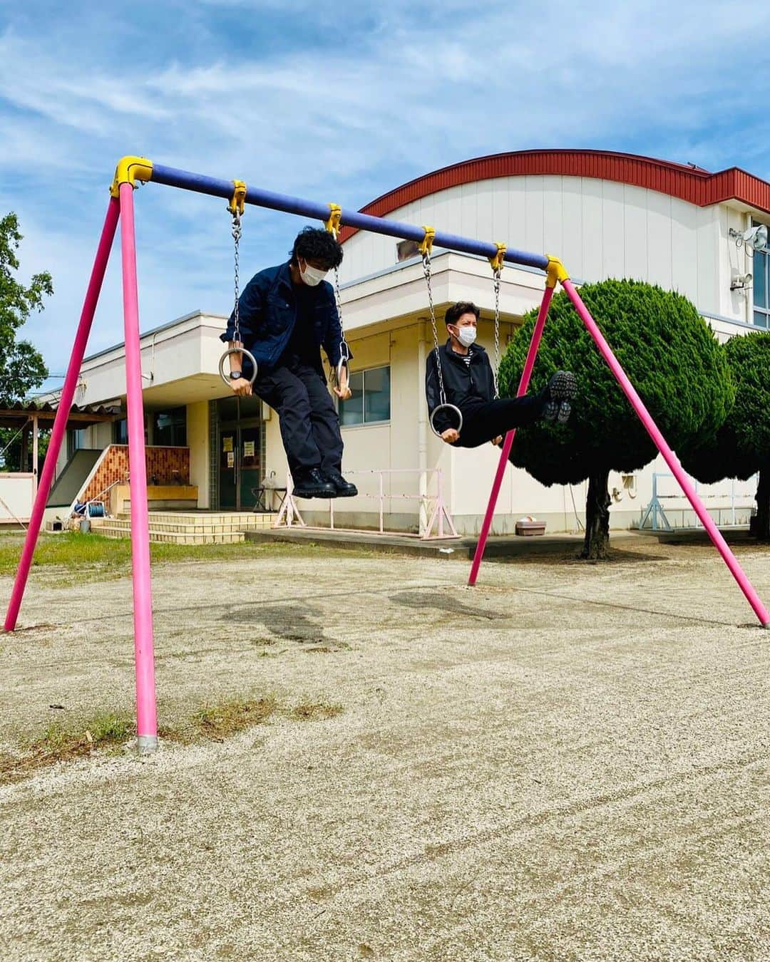 木村拓哉さんのインスタグラム写真 - (木村拓哉Instagram)「﻿ ﻿ 「ロケの合間に……😅﻿ ﻿ 何でだろう、こういうのがあると、ついやりたくなってしまいます！﻿ でも、30度を超えるロケ現場で、この後2人汗だくになってました……🤪💦」﻿ ﻿ STAY SAFE!﻿ ﻿ 拓哉﻿ #木村拓哉#TakuyaKimura」6月15日 15時46分 - takuya.kimura_tak