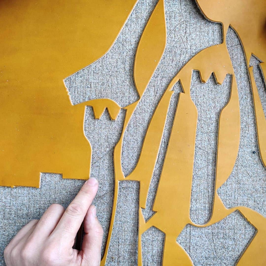 のインスタグラム：「Première étape dans la confection d'un soulier quel qu'il soit , le choix de la peau,  et la coupe. Les éléments qui constituent la chaussures sont découpés soit à la main soit à l'emporte pièce. Ici c'est le modèle de sandales emblématique Cilaos qui commence à prendre vie, sous les mains agiles de Laurent.  #labottegardiane #sandales #artisanatfrancais #metiersdart # #mensandals #nogender #lacoupe#emportepiece #atelier #visitedentreprise #visitoccitanie #frenchworkshop #fabricationfrancaise #faitmain #handcraftedshoes #savoirfairefrançais #labelepv #lavidalocale #modedurable #modeéthique #frenchexcellence #frenchheritage」