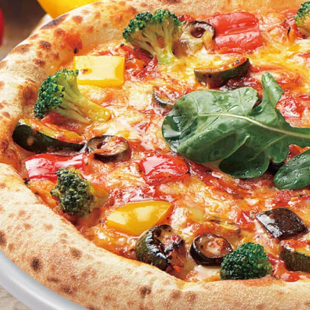 宅配ピザ「ナポリの窯」さんのインスタグラム写真 - (宅配ピザ「ナポリの窯」Instagram)「今週のお得ピッツァ😆  緑黄色野菜たっぷりピッツァ🍕 凝縮濃厚ポモドーロソースにお野菜モリモリ🎵 Lサイズは1日に必要な野菜が摂れるピッツァです。👍 6/21までLサイズが半額ですよ～😋 ※一部お取り扱いのない店舗がございますm(_ _)m  @napolinokama ・ #ナポリの窯 #宅配ピザ #コロナに負けない #札幌ピザ #盛岡ピザ #山形ピザ #宮城ピザ #福島ピザ #秋田ピザ #新潟ピザ #富山ピザ #石川ピザ #栃木ピザ #埼玉ピザ #東京ピザ #神奈川ピザ #名古屋ピザ #大阪ピザ #兵庫ピザ #鳥取ピザ #島根ピザ #広島ピザ #愛媛ピザ #徳島ピザ #福岡ピザ #熊本ピザ #宮崎ピザ #鹿児島ピザ #🍕」6月15日 16時00分 - napolinokama