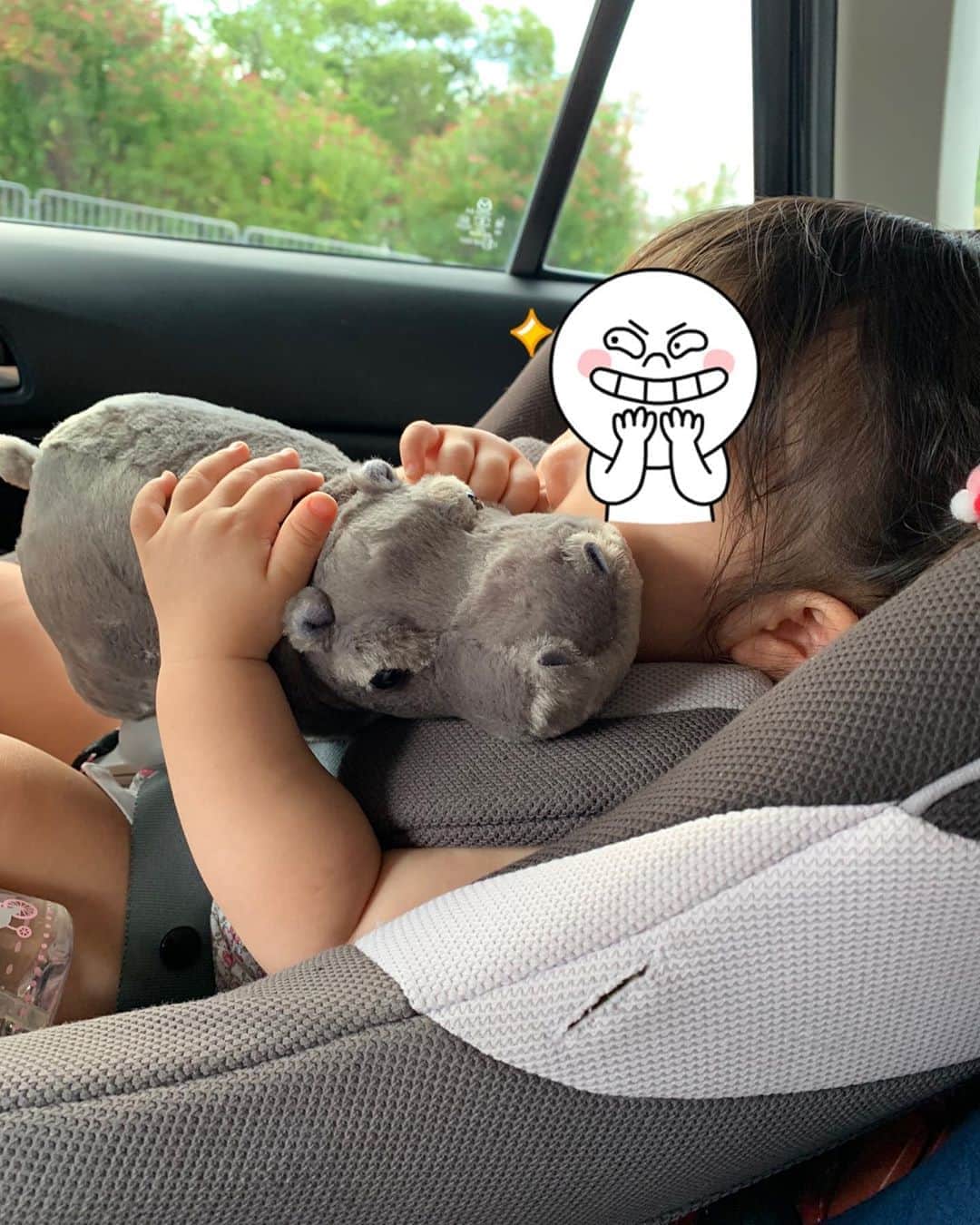 のインスタグラム：「ニフレル に行って、 お土産ショップに行って掴んで話さなかったもの。 カバ。 私とは趣味が合わない😂 ワニをバックにお手振りもして…  カバずーっと抱きしめてる🦛  #ニフレル」