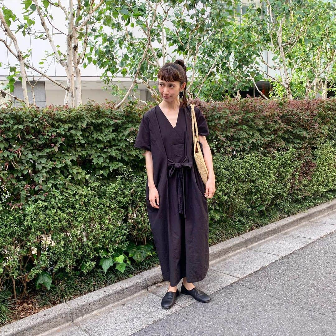 kazumiさんのインスタグラム写真 - (kazumiInstagram)「打ち合わせの日の私服♥︎ 暑いー！ので涼しくて楽チンスタイルー！  @sunnyclouds.official ×kazumi夏コラボ魔女ワンピ🧙‍♀️ 魔女ワンピはありがたいことに😭✨ ZOZOでは完売サイズが多数です😭🙏 サニクラサイトでは予約できますのでそちらでチェックしてくださると嬉しいです🙇🏻‍♀️💕 . @fua_accessory のピアス @que_shoes の靴 @maisonnhparis のカゴバッグ photo by マネージャーさん🙇🏻‍♀️ 🙏💕 . #sunnyclouds#kazumiコラボ#felissimo#kazumi#que#fuaaccessory#maisonnhparis」6月15日 16時24分 - kazumi0728