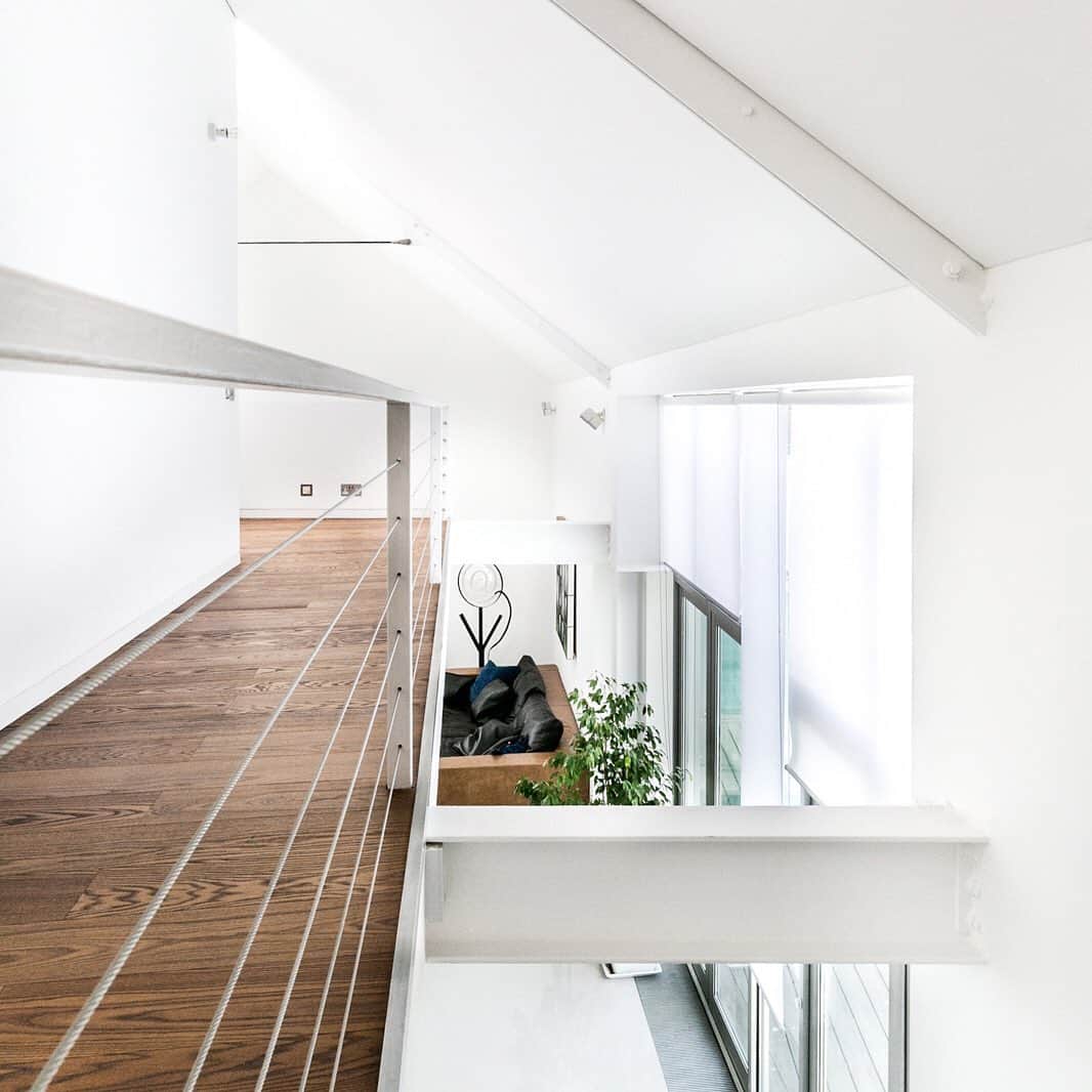The Modern Houseさんのインスタグラム写真 - (The Modern HouseInstagram)「#forsale New Heights: an expansive double-height apartment in north London. Click the link in our bio to see the sale particulars.」6月15日 16時17分 - themodernhouse