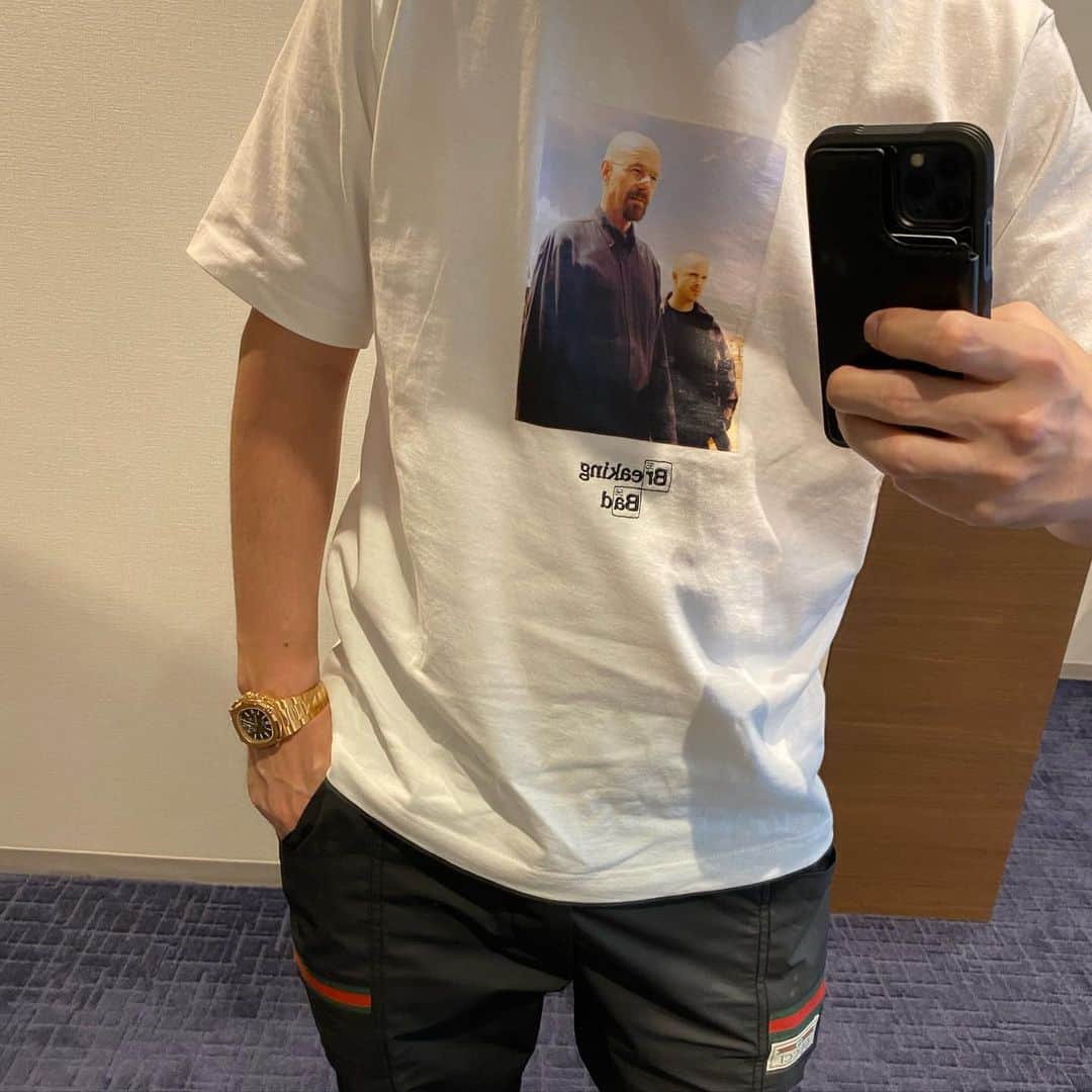 藤田晋のインスタグラム：「自粛中に観てたブレイキング・バッドに感銘を受け過ぎてTシャツ着て来た。」