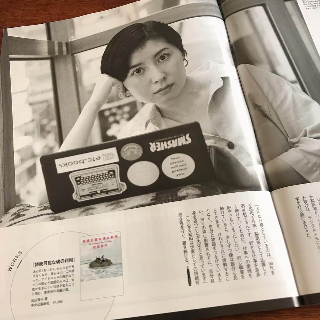 松田青子のインスタグラム：「pen7/1号の「創造の挑戦者たち。」のコーナーに『持続可能な魂の利用』のインタビューを掲載していただいています。野村佐紀子さんがポートレート撮影をされている連載ページです。仕事道具を持ってきてください、と言われたので、私のポメラさんと一緒に撮ってもらえてうれしかったです。」