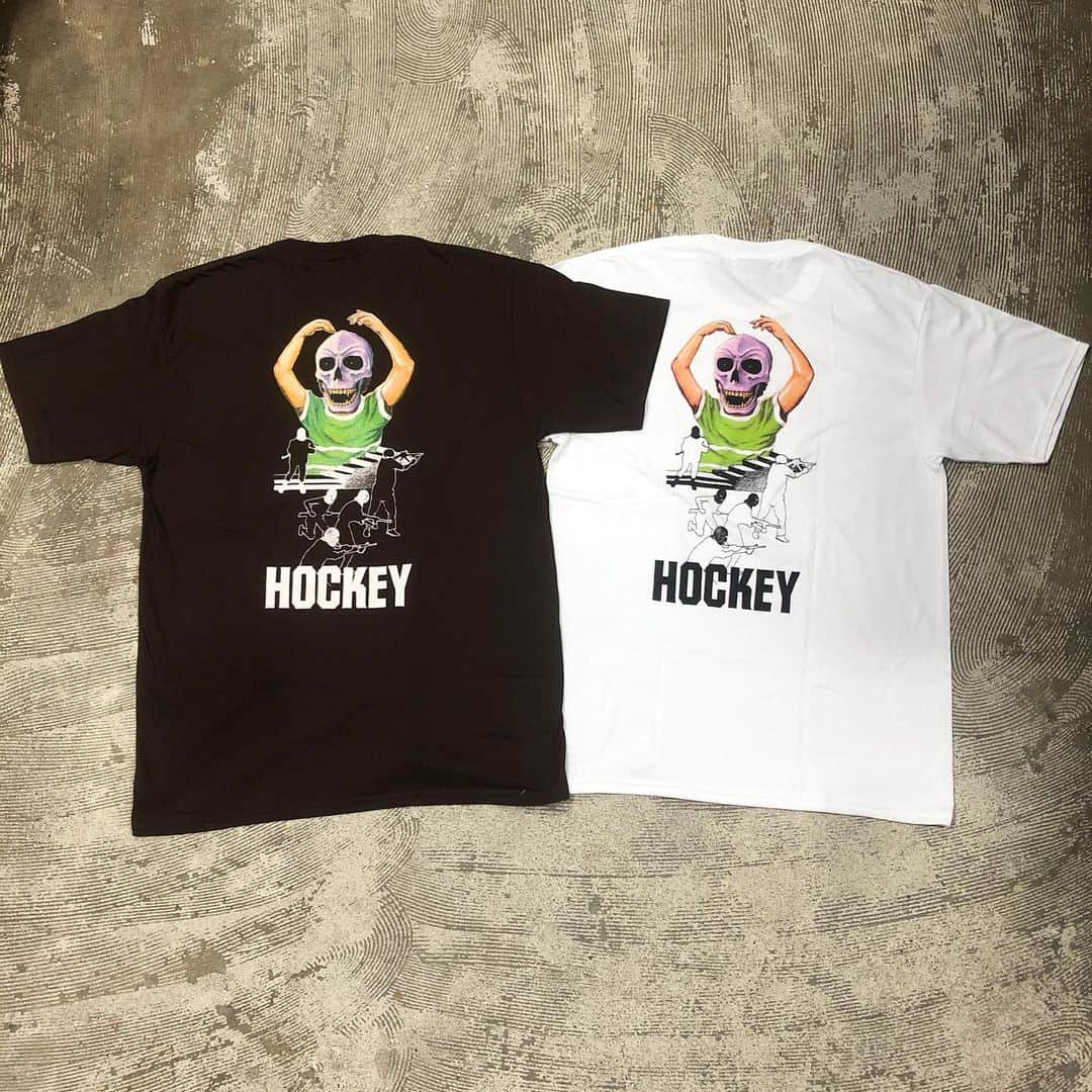 スケートボードのカリフォルニアストリートさんのインスタグラム写真 - (スケートボードのカリフォルニアストリートInstagram)「HOCKEY からアパレルが入荷👀 デッキと同じグラフィックのデザインや、ロゴがプリントされたトレーナー、パーカー、Tシャツと長袖Tシャツになります。😎 すぐに売り切れてしまうと思いますのでお早めにどうぞ💁🏻‍♂️ @hockey.eyeswithoutaface #hockeyskateboards #hockeyeyeswithoutaface #skateboard #skateboarding #skater #カリフォルニアストリートスケーター #カリスト #スケートボード #スケボー #スケーター#californiastreet #calst」6月15日 16時25分 - california_street