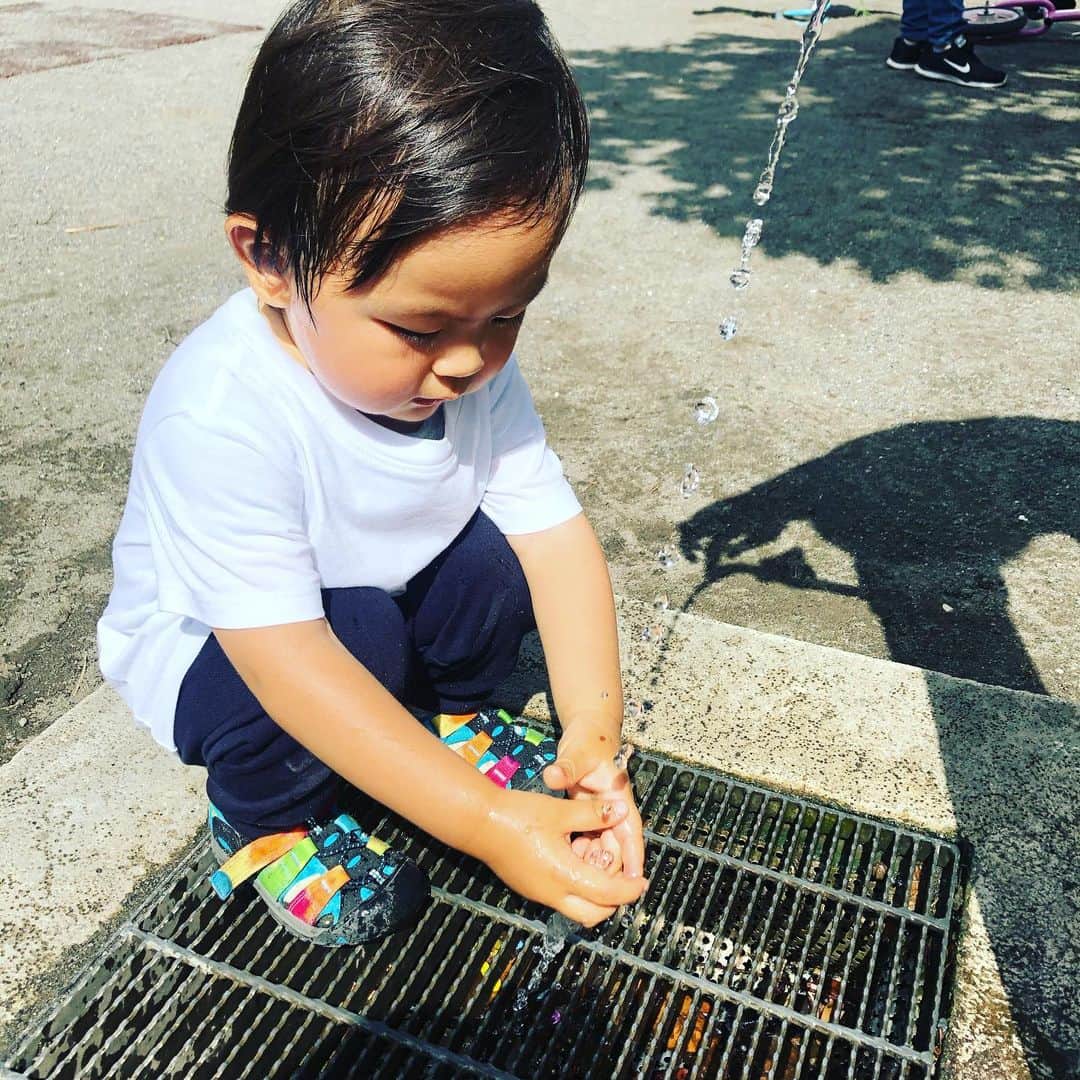 岡田義徳さんのインスタグラム写真 - (岡田義徳Instagram)「ちょっと前から、水飲み場の水道にどハマり中。 まぁ、30分から1時間はやってるかな。  #我が子#水道#どハマり#公園#水遊び#暑い」6月15日 16時31分 - yoshinori_okada_44