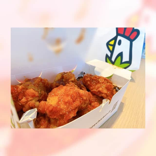 谷口あかりさんのインスタグラム写真 - (谷口あかりInstagram)「気になっていた﻿ 【CRISPY CHICKEN n' TOMATO】さんへ﻿ @crispychicken_tomato﻿ ﻿ ﻿ どれにするか迷った結果﻿ 王道のヤンニョムチキンや﻿ 人気ナンバー1のコチュマヨチキンを﻿ 差し置いて﻿ メウォチキン という激辛メニューを﻿ テイクアウトで(≧∇≦*)﻿ バックも可愛い♥♥﻿ ﻿ ﻿ 辛かったー！﻿ でも美味しかったー♥﻿ 他のも食べてみたい…﻿ イートインも テイクアウトも UberEATSもやっているそうなので﻿ 何人かで色んな種類頼んで﻿ みんなとシェアしてパーティーとかもいいなぁ…🤤﻿ ﻿ ﻿ #cct #CCT渋谷店 #韓国チキン #フライドチキン #韓国料理 #クリスピー #チキン #pr #コラボベース﻿ #渋谷 #渋谷ランチ #渋谷グルメ #韓国グルメ﻿ #グルメ #東京グルメ #インスタグルメ #おうちグルメ #デブスタグラム #食スタグラム﻿ #パーティ #テイクアウト #UberEATS #インスタグラマー #インフルエンサー  #instagram #Instagramer」6月15日 16時41分 - akari.taniguchi