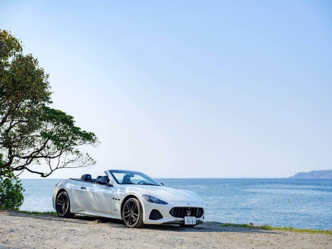 Maserati Japan | マセラティ ジャパンのインスタグラム：「マセラティジャパンでは、全国のショールームをインタビュー形式でご紹介しております。 今回は、マセラティ目黒（@maserati_skyg）です。  Q:　ショールームについて教えてください  マセラティジャパンの誕生後、正規ディーラーの一号店としてスタートしたショールームが、このマセラティ目黒です。 また、サービス工場も併設しておりますので、急なトラブルやお急ぎの点検などにも迅速にご対応が可能です。  11月のシティマラソンが開催されることで有名な目黒通りに面したショールームです。碑文谷の住宅街に立地しており、家族連れのお客様でとてもにぎわっています。  マセラティ目黒には日本でたった8人と言われているマスターテクニシャンが在籍しております。洗練された技術力と豊富な知識力で、アフターサービスの不安を解消します。都内の中心部に位置しながら、工場が併設されているので、迅速な対応が可能です。万一のトラブルの際にも、安心してご来場ください。  Q:　新型コロナウイルス感染拡大に伴う対応を教えてください  マスク着用、空気清浄機の設置、換気の徹底、アルコール除菌の設置、展示車、試乗車の毎日の除菌清掃を行っています。  Q:　PRをどうぞ！  マセラティならではの“おもてなし”に自信があります！ オシャレなカフェで、くつろぐイメージでお気軽にお立ち寄りください！ 皆様のご来場を、スタッフ一同、心よりお待ち申し上げております。  Facebook（@Maserati.Meguro）：https://www.facebook.com/Maserati.Meguro/ Instagram（@maserati_skyg）：https://www.instagram.com/maserati_skyg/ Instagram 認定中古車（@maserati_azabu）：https://www.instagram.com/maserati_azabu/  #Maserati #マセラティ #MaseratiJapan #マセラティジャパン #MaseratiDealer #マセラティディーラー #ディーラー紹介 #StayHome #MaseratiMeguro #マセラティ目黒 #Meguro #目黒 #azabu #麻布」