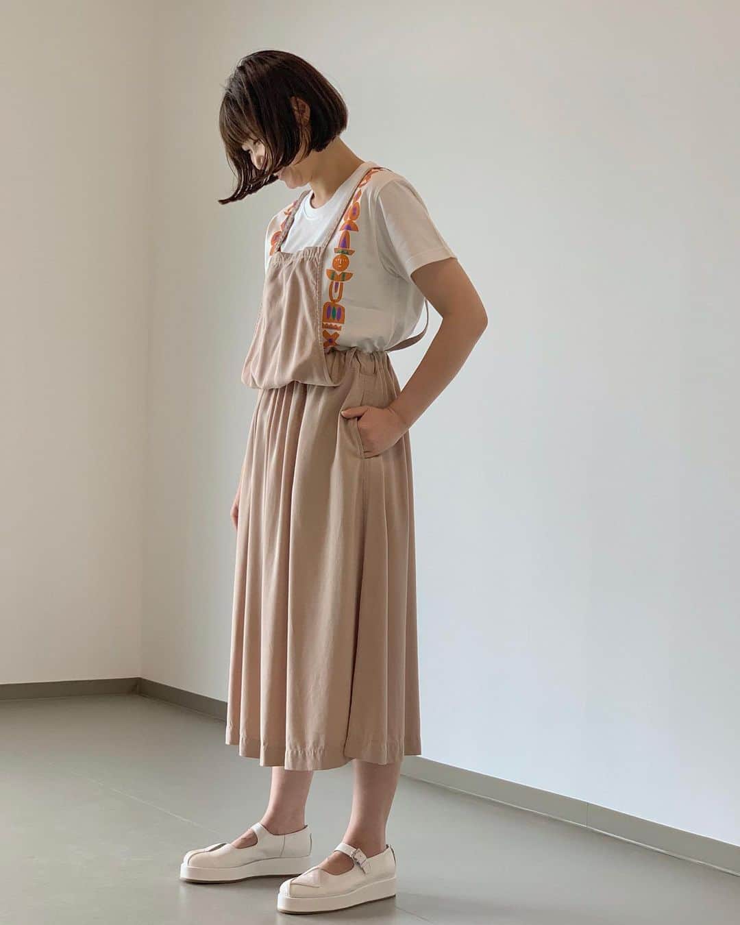 ネ・ネットさんのインスタグラム写真 - (ネ・ネットInstagram)「【 テンセルツイル 】  柔らかでひんやりした肌触りがこれからの季節にうれしいアイテム。適度な薄さでありながら、透ける心配がないので夏まで快適に着られます。ベーシックなベージュとチャコールグレーに加え、濃色のグリーンの3色展開です。  PANTS　¥15,400 (tax included) OVERALLS　¥15,400 (tax included)  #ネネット #nenet #新作 #new #spring #summer #2020 #collection #fashion #tokyo #japan #大人カジュアル #大人ネネット #otona_nenet #パンツ #サロペット」6月15日 16時38分 - nenet_official