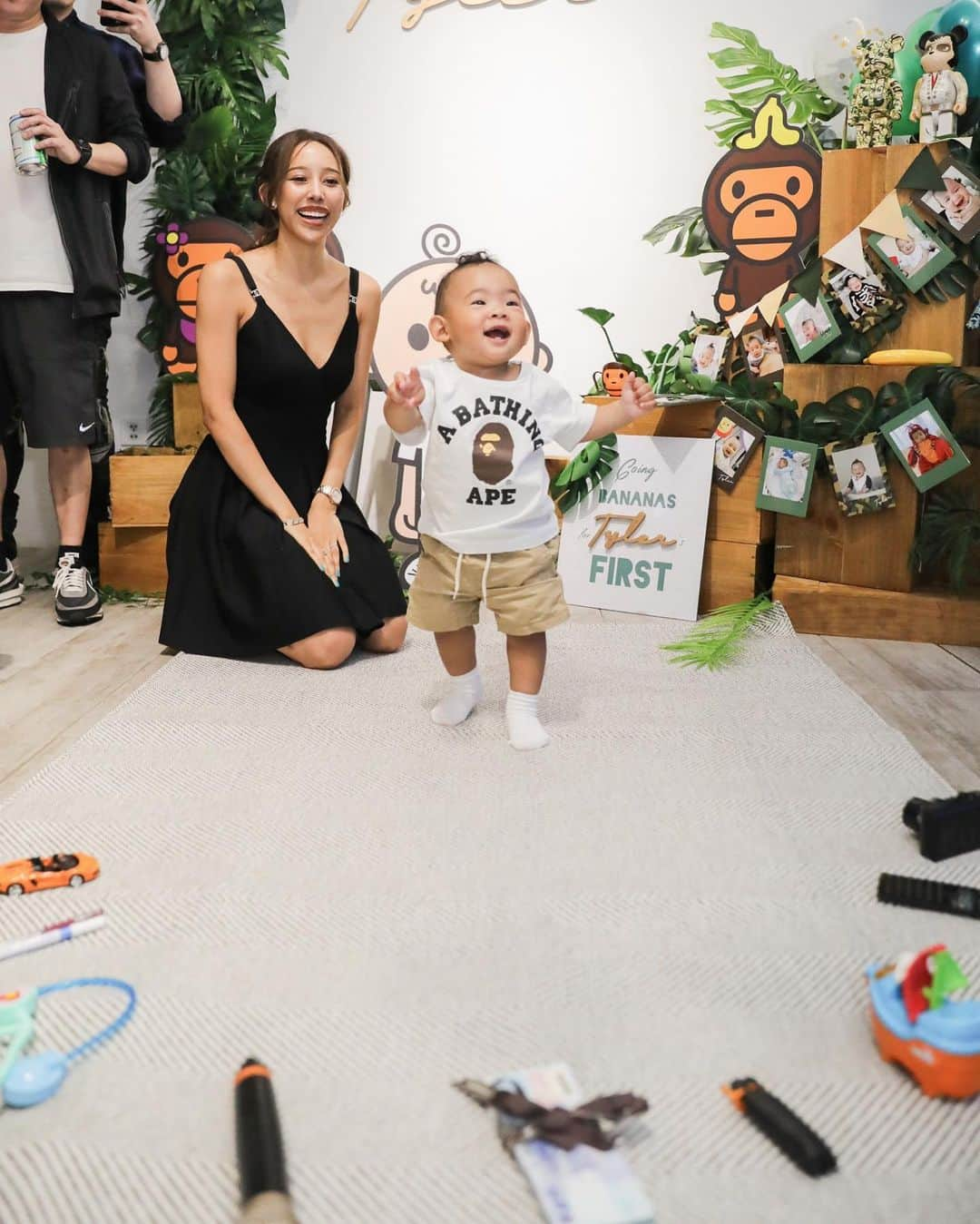 ヴァネッサみどりさんのインスタグラム写真 - (ヴァネッサみどりInstagram)「Happy happy birthday to  My happy happy baby 👶🏽💚💚💚 . I love you to the moon and back... 😭💕 ママが作ってくれた名前入りの　#一升餅　 2kgを片手で軽々と！🤣🤣 選びどりは真っ先にボールでした😍 将来は有望なスポーツ選手になるかな🤣🙏 A Bathing Ape x Wild One Party 🔥✨ He was so happy the whole time,  Truely loved all the attention that he was receiving 🤣 Thank you for those who came to celebrate with us 😚💕 I’m so happy we got to create another beautiful memory 🥰 Thank you @limaymeow @bella_navy4life @lupengyunana @dina_lin for helping me to make my dream birthday for my baby come true 😭😭🙏 especially @dina_lin for going over and beyond for us 😭I couldn’t have done it without you .. ❤️ Tyler and I are so so blessed to have u guys in our lives. ❤️ . Also thank you @thingsinthe_box for helping me decorate as well !!!! Absolutely Loved everything !! . 我的開心寶寶、快一歲了😍💕💕 #抓周 #一歲 . Location : @thingsinthe_box」6月15日 16時53分 - midoritakechi