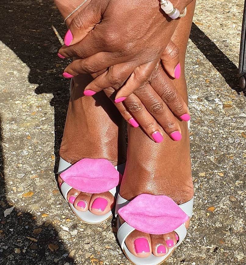 ルパートサンダーソンさんのインスタグラム写真 - (ルパートサンダーソンInstagram)「Think pink 💖 | Archive sandals, photographed by @patriciastylesessions | #Regram #PinkShoes #Sandals #ShoeLove #RupertSanderson」6月15日 16時57分 - rupertsanderson