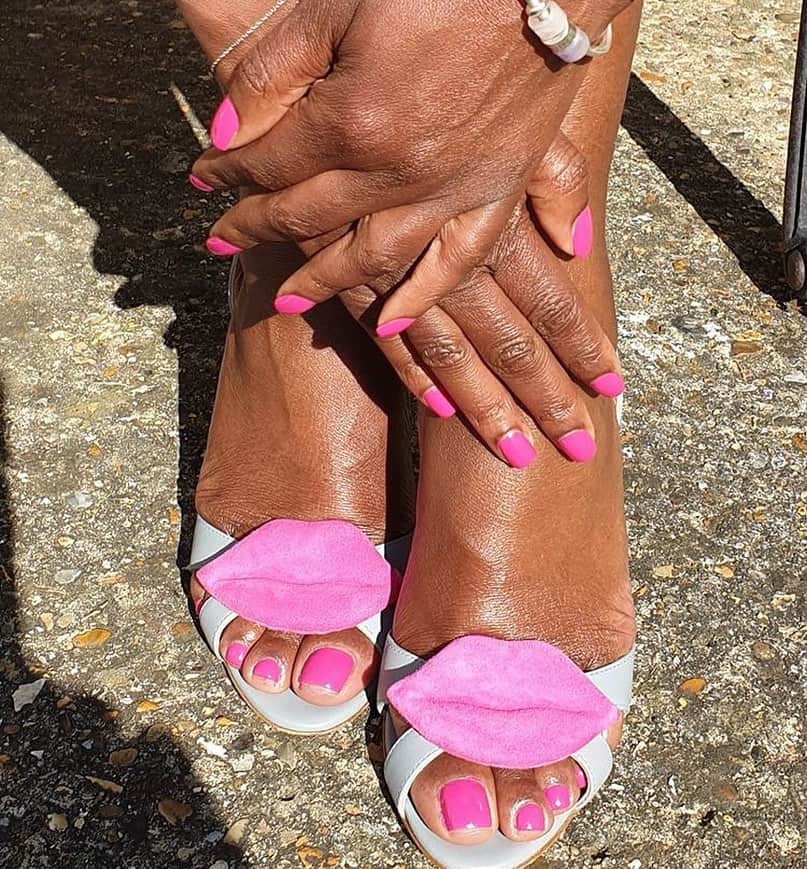 のインスタグラム：「Think pink 💖 | Archive sandals, photographed by @patriciastylesessions | #Regram #PinkShoes #Sandals #ShoeLove #RupertSanderson」