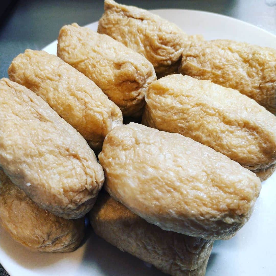 草野歩さんのインスタグラム写真 - (草野歩Instagram)「味が薄いおいなりさん。 どうしたら美味しく作れるのー。  #手作り #おいなりさん #料理 #お昼ご飯 #練習後に #味が無くてびっくり #前日から仕込んだのに」6月15日 17時00分 - kusano_ayumi
