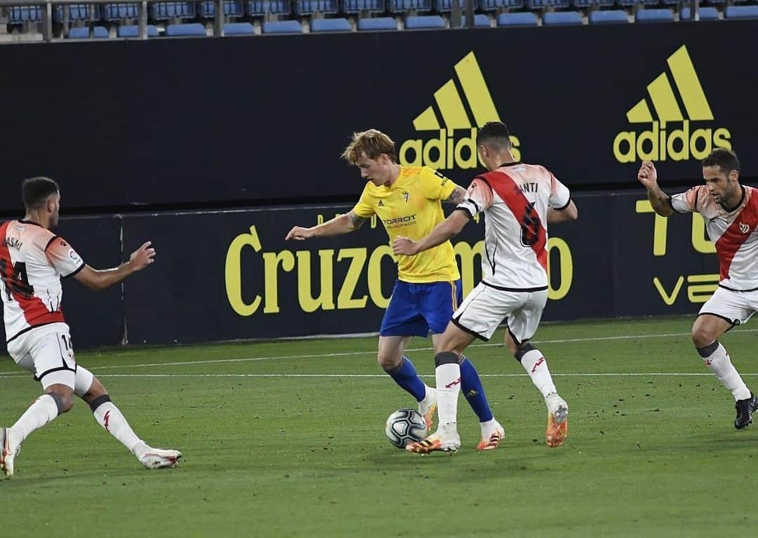 アレハンドロ・フェルナンデス・イグレシアスのインスタグラム：「+1. El equipo sigue líder, terminamos bien en un mal día. 10 finales y un solo objetivo. Vamos Cádiz💛💙 ahora más que nunca necesitamos a todos.」