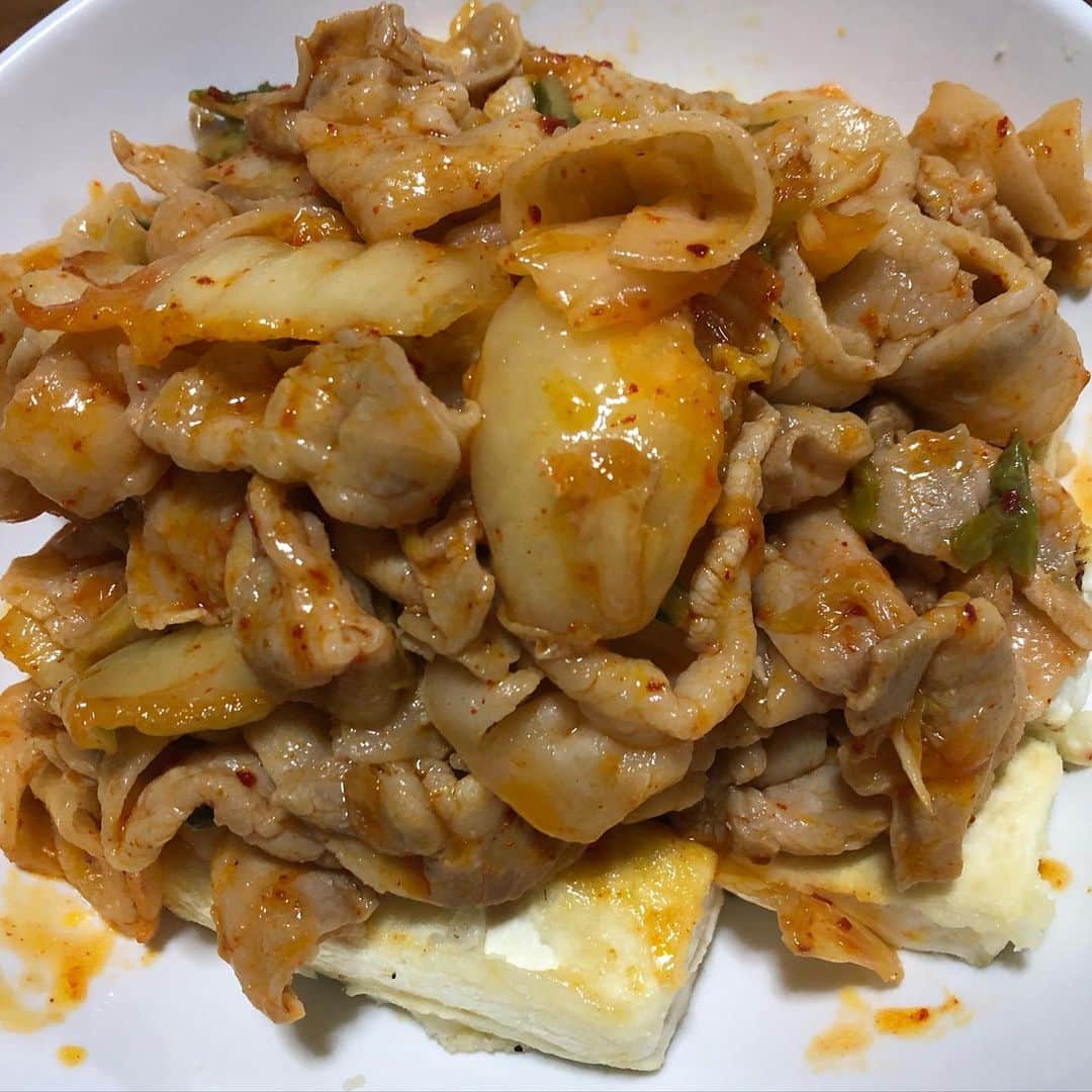 小野崎玲皇のインスタグラム：「Leo's Kitchen⑥🦁🍴 焼き豆腐の上に豚キムチ🐷 豆腐をご飯の代わりにしてヘルシーに👍美味しかった！」