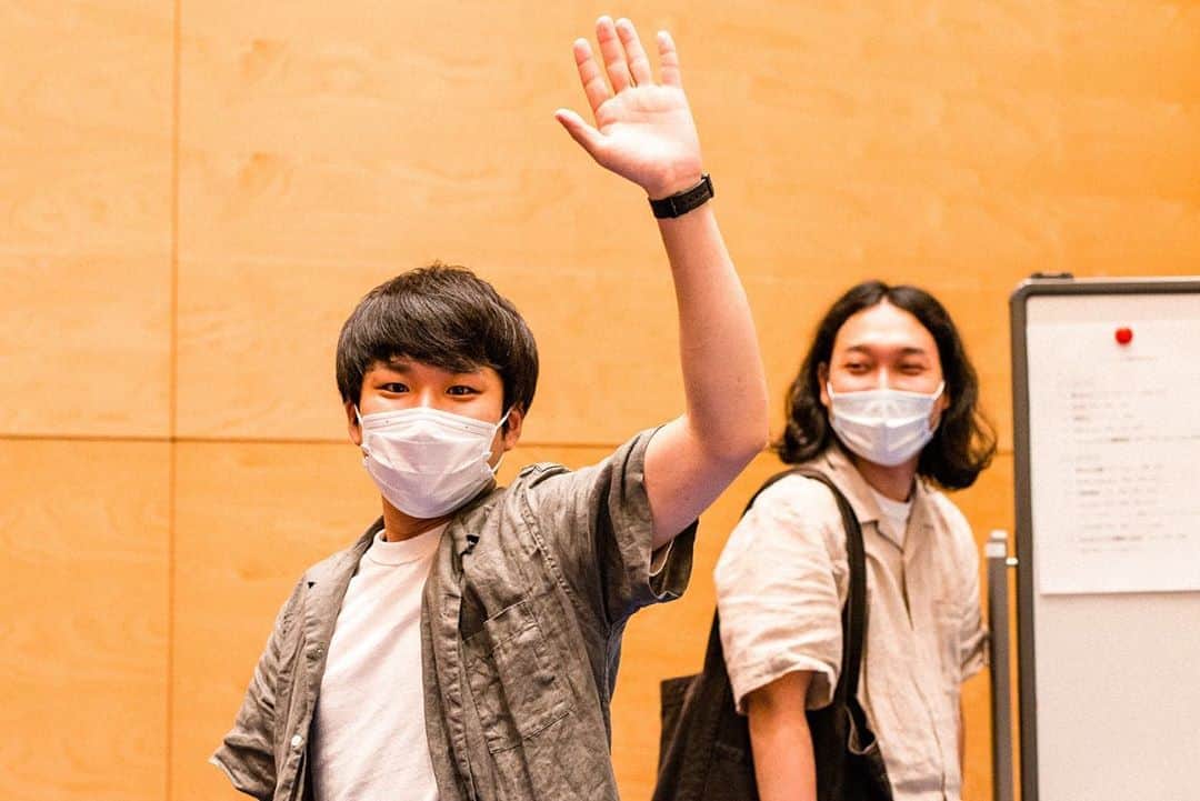 加賀翔（かが屋）さんのインスタグラム写真 - (加賀翔（かが屋）Instagram)「(コント番組打ち合わせ写真。右手挙げるか左手挙げるかで雰囲気が変わる秋山さん) . #お助けコントット #東京BABYBOYS9」6月15日 17時03分 - kagaya_kaga