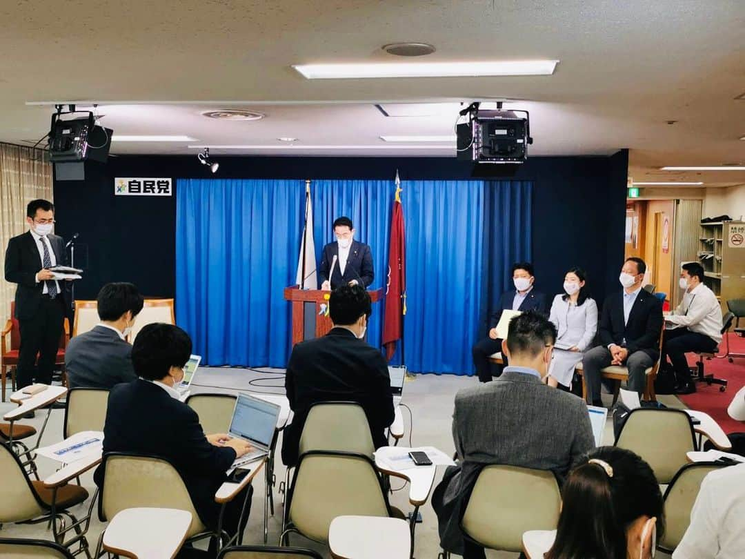 平井卓也さんのインスタグラム写真 - (平井卓也Instagram)「夕刻、岸田政調会長の定例記者会見に続いて、デジタル社会推進特別委員会として、「デジタルニッポン2020～コロナ時代のデジタル田園都市国家構想～」に関して説明させていただきました。コロナウイルス流行に伴う首都圏の感染リスクや仕事のオンライン化の進展などを受け、今後、逆都市化の流れはさらに強まります。デジタル技術によって、どこにいても国民の生活の質は高く維持される「デジタル田園都市国家」が今後のめざすべき国家像となるのではないでしょうか。　#平井卓也 #自民党 #デジ特 #デジタル田園都市国家構想」6月15日 17時04分 - hiratakuchan0125