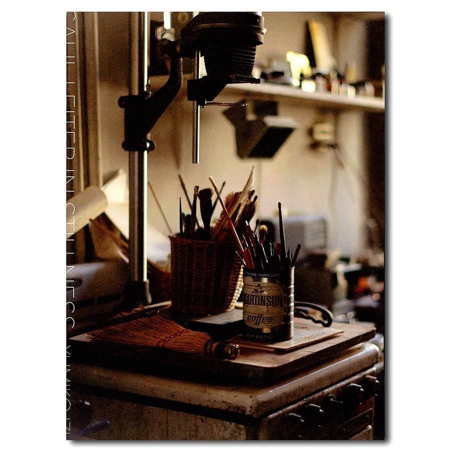 のインスタグラム：「【Saul Leiter: In Stillness｜サイン入りミニプリント付き】﻿ 『Saul Leiter: In Stillness』は、ソール・ライターが亡くなって３週間後に、友人である写真家・井津由美子が、アトリエ内部、そして2018年から2019年にかけてライターが残した遺品を撮影した作品で構成された写真集です。﻿ ﻿ 本書は、イーストヴィレッジにある彼の仕事場や住居空間や中庭、彼が愛おしみ大事にしてきた遺品を通して、ソール・ライターの人生を辿るプロジェクトでもあります。﻿ カメラとプリント、スライドと未現像フィルムの他に、油絵と水彩画とスケッチブック、日本製の藁のブラシと鍵など。﻿ 「神秘的なことは、身近な場所で起きる」というライターの言葉を体現するかのように、彼の周りに存在するたくさんの美しいものたちが収められています。﻿ ﻿ 限定カバー版には、著者のサイン入りミニプリントが付きます。﻿ ﻿ ﻿ #ソールライター #saulleiter #井津由美子 #yumikoizu #saulleiterinstillnes #写真家 #写真集 #アート写真 #スナップショット #photographer #photobooks #japanesephotobook #銀座 #蔦屋書店 #ginza #銀座蔦屋書店 #ginzatsutayabooks﻿」