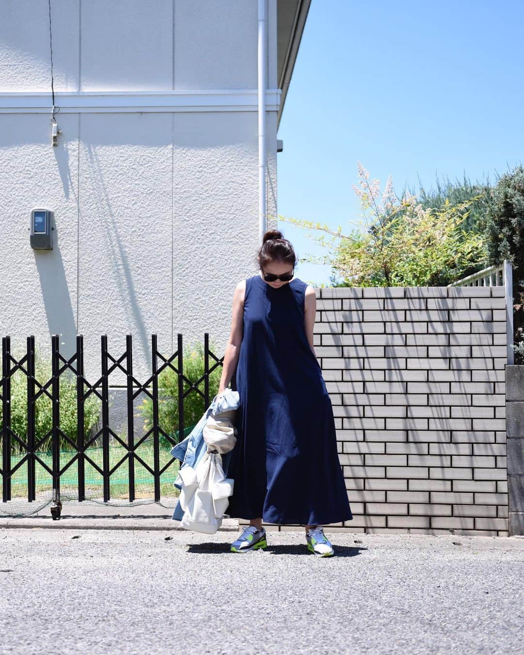 Keikooooooのインスタグラム：「リュックとスニーカーでリラックスコーデ🧢 夏になると、一枚で完成するワンピース着がち😽👗 何も考えずパッとコーデが完成するからスキ♡ デザインのあるバッグリボンとギャザーがポイント🎀💗大人でも着易すいネイビーは使える🌟 👗 @donobanweb #donoban 👜 @meer._official #shopmeer 👟 @nike #nike」