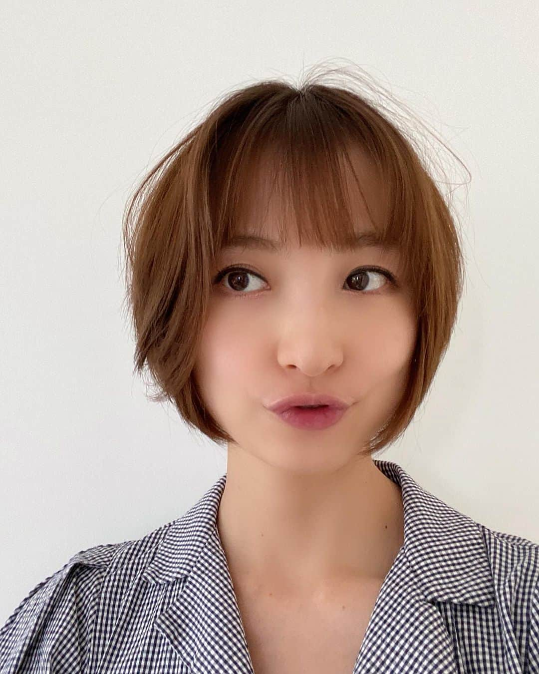 篠田麻里子さんのインスタグラム写真 - (篠田麻里子Instagram)「暑すぎてやっぱりショート🙄 👶見てるから行っておいで👨 とお言葉に甘えて美容室へ スッキリありがとう渡辺さん @nabe__log  そして産後多少うねり毛が発生してました🤫 髪質が変わることもあるらしい！ へぇ〜✖️3  #ショートヘア #ショートカット  #夏ヘアー」6月15日 17時09分 - shinodamariko3