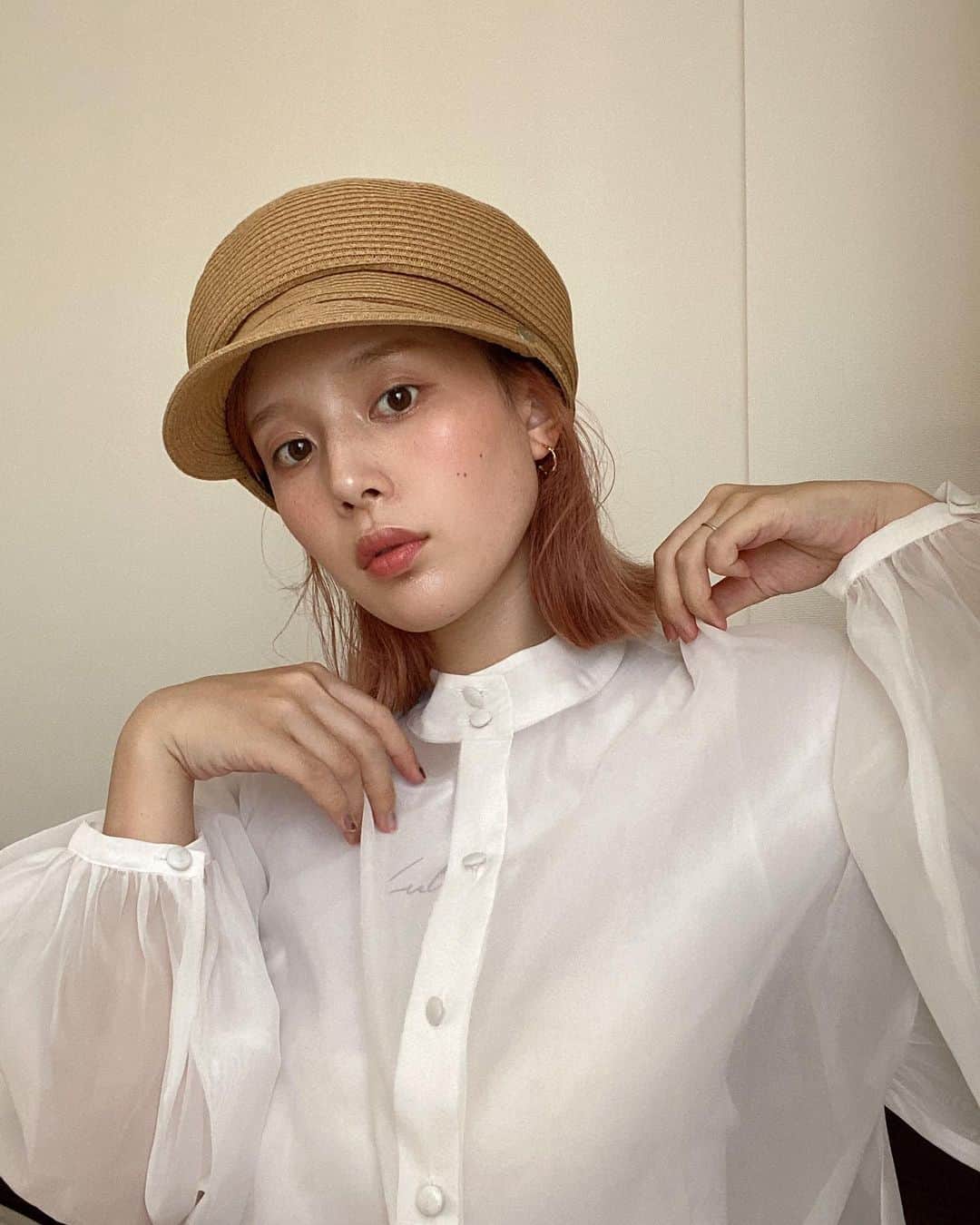 目見田早弥子のインスタグラム：「| 🍑🥕 この前ストーリーに載せた @rmsbeautyjapan のリップスティックの新色、 モントレーを使った時のメイク🥚 深みのある落ち着いたコーラルで これだけで雰囲気が出てすごく使いやすいので ちょっとスーパー行く時とか もちろんおでかけの時でも 派手にしたくないけど自然な血色が欲しいなってことが多いので かなり使ってます👌🏻✨ ⠀ 帽子は @override_official です🍃 この帽子もめちゃめちゃ被ってる！ 最近日差しもかなり強くなってきたので 帽子があるとないとでは全然違う..💭 出かける時になると娘が 「さやちゃん、あついからぼうしかぶらな！」って これを持ってきてくれます🤣👏🏻 ⠀ シースルーブラウスは大好きな　@ruby_and_you 🍊💛 ⠀ #rmsbeauty #override #rubyandyou」