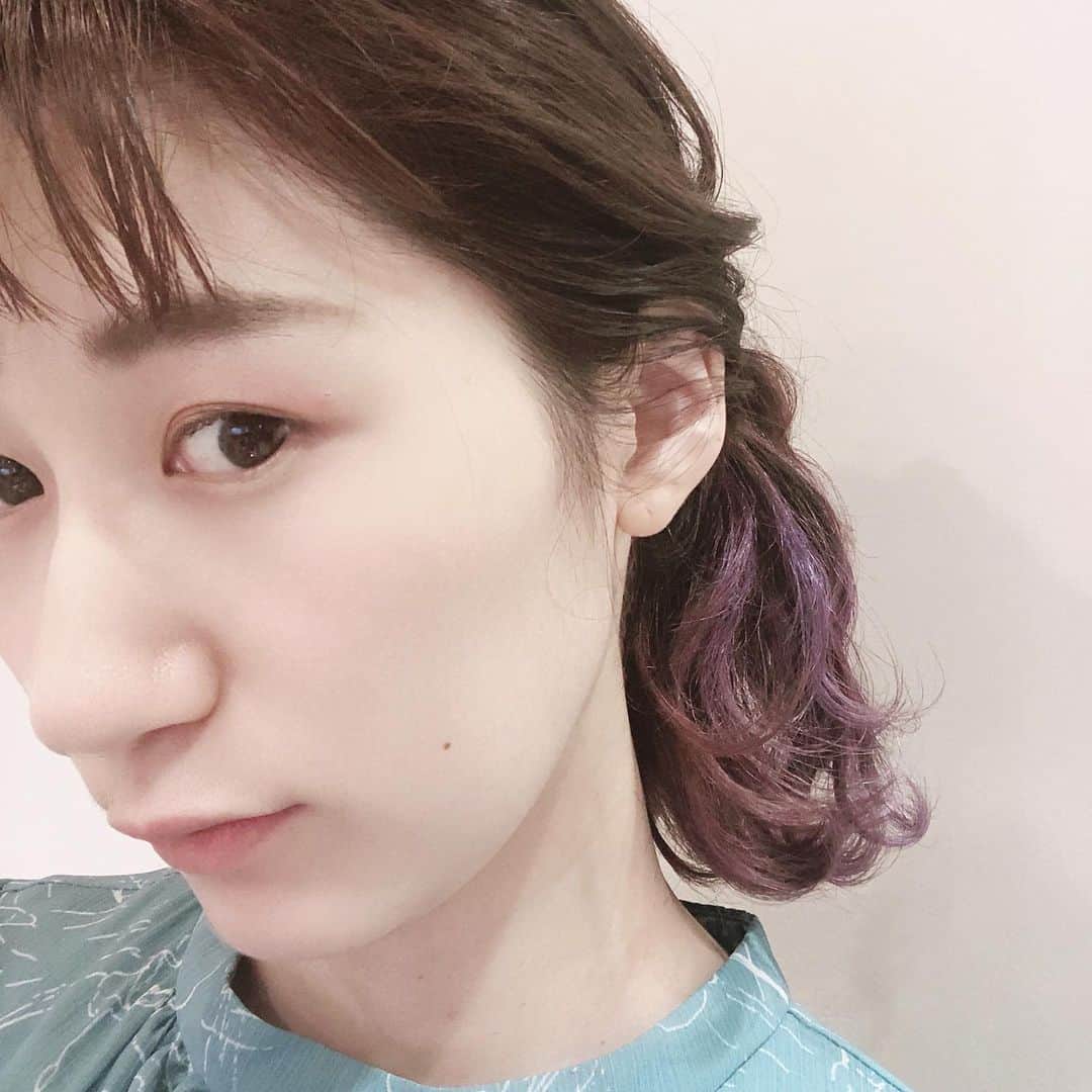 西本香澄さんのインスタグラム写真 - (西本香澄Instagram)「#ムラサキ始めました ♪ 自粛が明けて行きたい場所No. 1『美容室』でしょ♡♡ 私たち美容師だって、 キレイにしたかったんですもん🥰 ウキウキしていってきました #西飾磨 ！！ 検索したらめっちゃ遠くてびっくりしたけど、 春にスタイリストデビューした @kujimagic くんにやってもらいたくて🤗✨ キレイでおしゃれなサロンと くじめくんのモチベーションに、 ウキウキしました✂️😍😍 #裾だけブリーチ なら、ダメージした部分を 近い将来カットしたらいいし、 ロングやミディアムヘアの方におススメです😚 調合は、くじめくんにお任せだったけど、バッチリ👌✨気に入りました🌸🌸 嬉しい😆✨✨ ヘアカラーで、すっごく気分がウキウキしたので、私もまたお客様にウキウキしていただけるように、頑張っていきたいと思いました☺️✨✨ ＊＊ ＊＊ #淀川区の美容室 #ミモリヘアー でも、 ご来店時の手洗い、 検温、 マスク着用のご協力を お願いしていて、 お客様に快くご協力いただけるおかげで、営業できています🌸 早く、マスク外して、 1番リラックスした状態で美容室に行ける毎日に戻ってきて欲しいけど、 引き続き、消毒や換気、お声掛けの際、一歩距離を取ったり、 まだまだ気を引き締めて対策していきたいと思っております✨✨ でも、久しぶりの美容室、 めっちゃサイコーやった😍😍 ＊＊ ＊＊ 美容室に行くと、 どの美容室でも必ず『学び』があります。 基本的に知り合いの美容室ばかりになってしまいがちですが、初心を忘れないように、自分に足りない部分を気づけるように、 そしてリラックスしてまた頑張ろう！！って思えるように、また美容室行ったよレポ📝✨✨ 時々書きたいな♡ 今回は @kujimagic  くん🍀 本当にありがとう🌸🌸 さらに上手くなっていくこと間違い無しな、若くておしゃれな可愛い美容師さんです😚 たくさん見応えのあるインスタも更新されているので、ぜひフォローしてみてください😉 わかめも応援してくれて、 本当ありがとう🙏✨✨ ＊＊ ＊＊ ミモリヘアーで、 裾だけブリーチや、 インナーカラー、 ハイライトなど通常のヘアカラー以外をご希望の方は、【インナーカラーや、ハイライトクーポン】をプラスして ご予約お願いいたします❤️ 料金や時間、ダメージの不安など、お気軽にDMしていただいても、もちろん大丈夫です🙆‍♀️💓 ＊＊ ＊＊ 大変申し訳ないのですが、 当店では基本的に全頭ブリーチを お受けしておりません。 ダメージケアに取り組んでおります為、鮮やかな色を入れる際にはハイライトや、部分でのブリーチをお勧めしております🍀 いつも見ていただき、ありがとうございます😊 ＊＊ ＊＊ 淀川区の美容室 #ミモリヘアー #阪急神戸線 #神崎川駅徒歩3分 #神崎川　#神崎川駅　#淀川区 #淀川区美容室　#神崎川美容室 #ヘアケアサロン　#ツヤ髪 #髪質改善 #髪質改善トリートメント #髪質改善メニュー #トリートメント #トリートメント大阪 #三国　#加島　#尼崎　#豊中　#インナーカラー　#インナームラサキ　#ムラサキ　#裾カラー　#すそカラー　#かわいい」6月15日 17時11分 - kasumin_hair