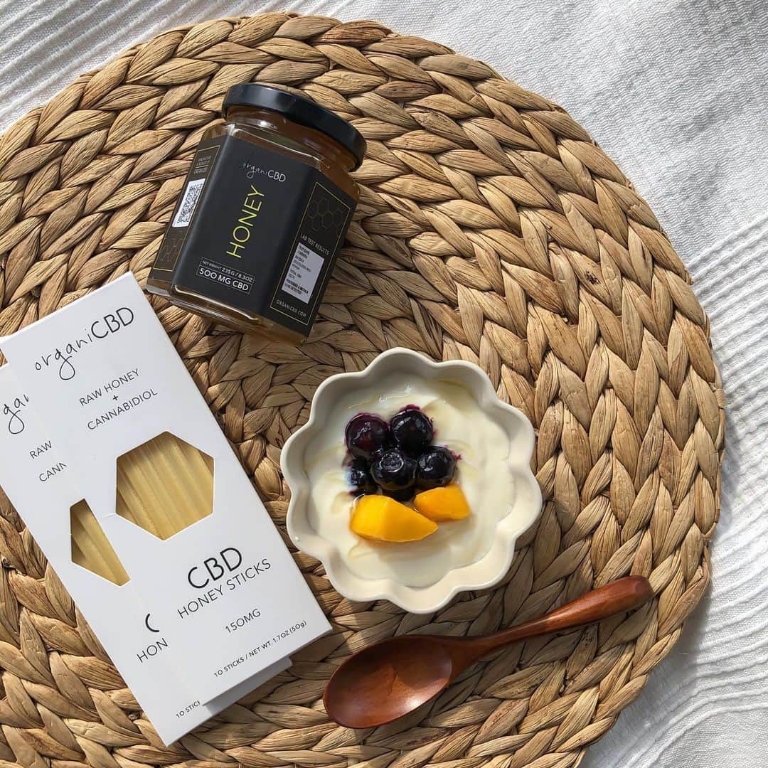 岩崎志保のインスタグラム：「☑︎Soy yogurt ☑︎Blueberry ☑︎Mango ☑︎CBD Honey  CBDハニーが届いて嬉しくて早速🍴ヨーグルトはタンパク質摂取目的ならオイコスシルバーだけど味が好きなのは豆乳ヨーグルト！個人的にCBDハニーは少しクセあるかなと感じたのでこうやって混ぜて摂取するのがおすすめかも◎砂糖の代わりにはちみつ使うこと多いからこれから大活躍だな♡  #身体が喜ぶカラダ作り」