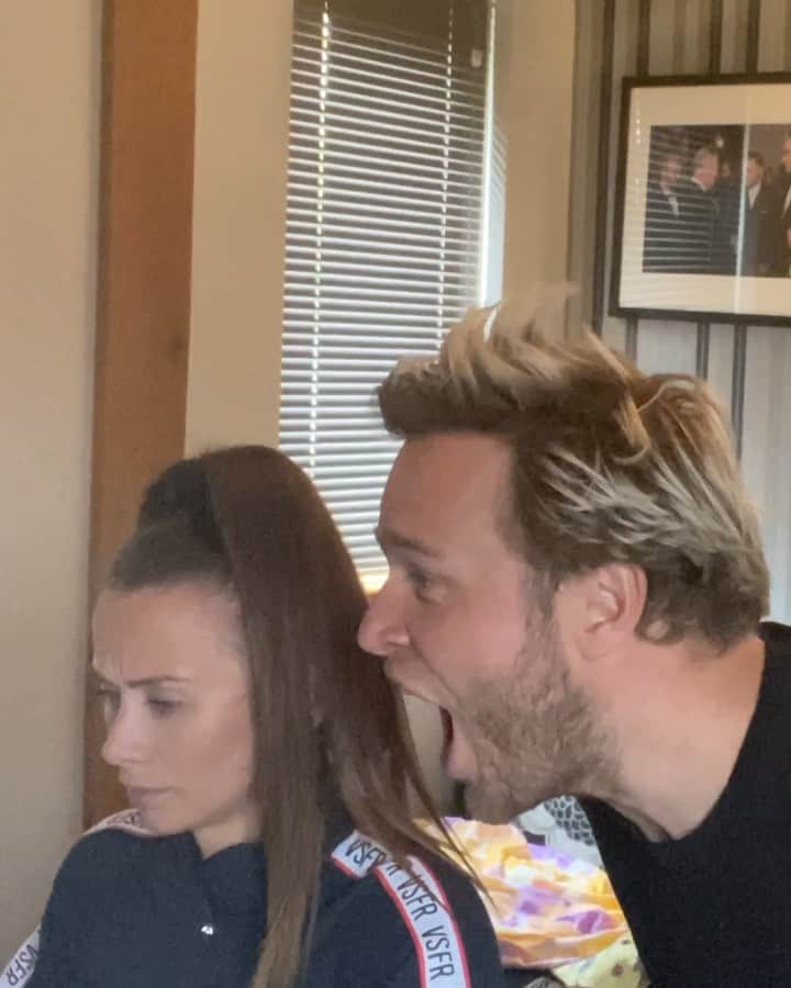 オリー・マーズのインスタグラム：「It’s Monday Morning, so take a deep breath and let it gooooo 🤣👀💨」