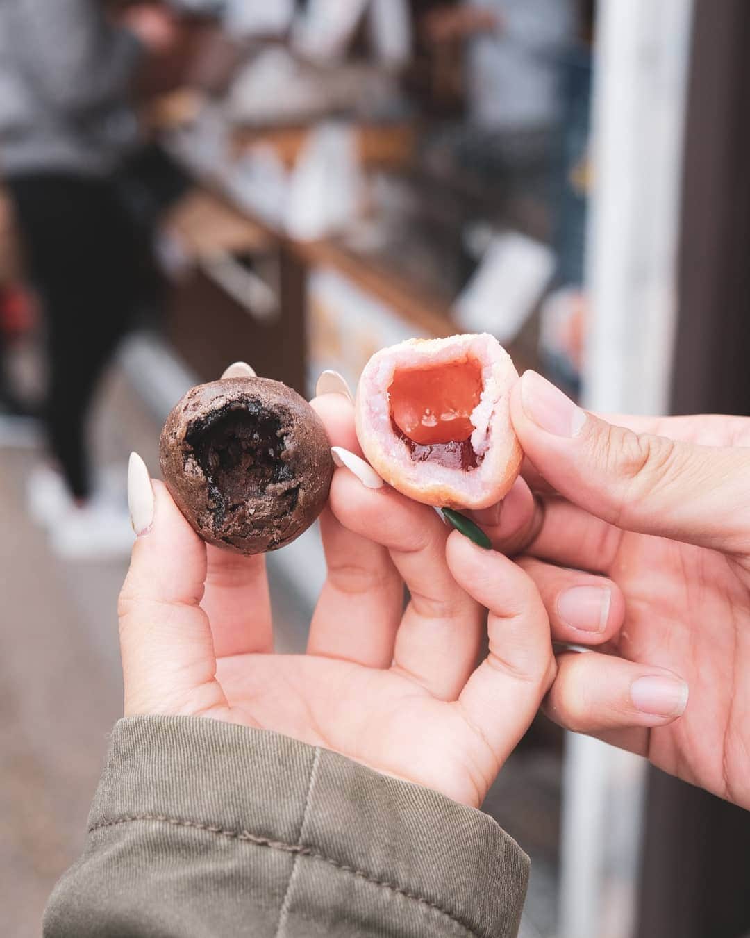 Erinaさんのインスタグラム写真 - (ErinaInstagram)「. Chocolate mochi ball 🍫. Mitarashi mochi ball 🍡. . This place makes the cute mochi sweets, just 3mins from the Inarifushimi station in Kyoto 😊. .」6月15日 17時20分 - eliseaki