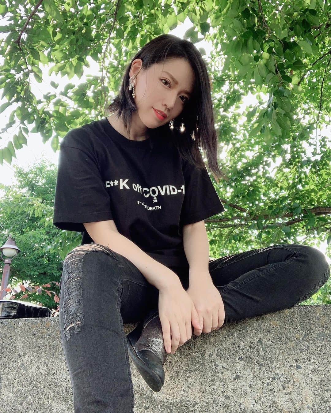 ERYさんのインスタグラム写真 - (ERYInstagram)「高原さんのブランドBLACK HONEY CHILI COOKIE @black_honey_chili_cookie  のweb storeで、19日からメッセージTシャツが発売されます。 なんと3,400円というびっくり価格！この価格でブラックハニーが着られるなんて！ みんなでコロナ禍乗り越えよう。 私が着ているのでMサイズ。身長162cmでおしりが隠れるくらいのゆったりめのサイズ感です。 #blackhoneychilicookie  #hiromutakahara #コロナへのメッセージ  #ブラックハニーチリクッキー」6月15日 17時20分 - bass_ery