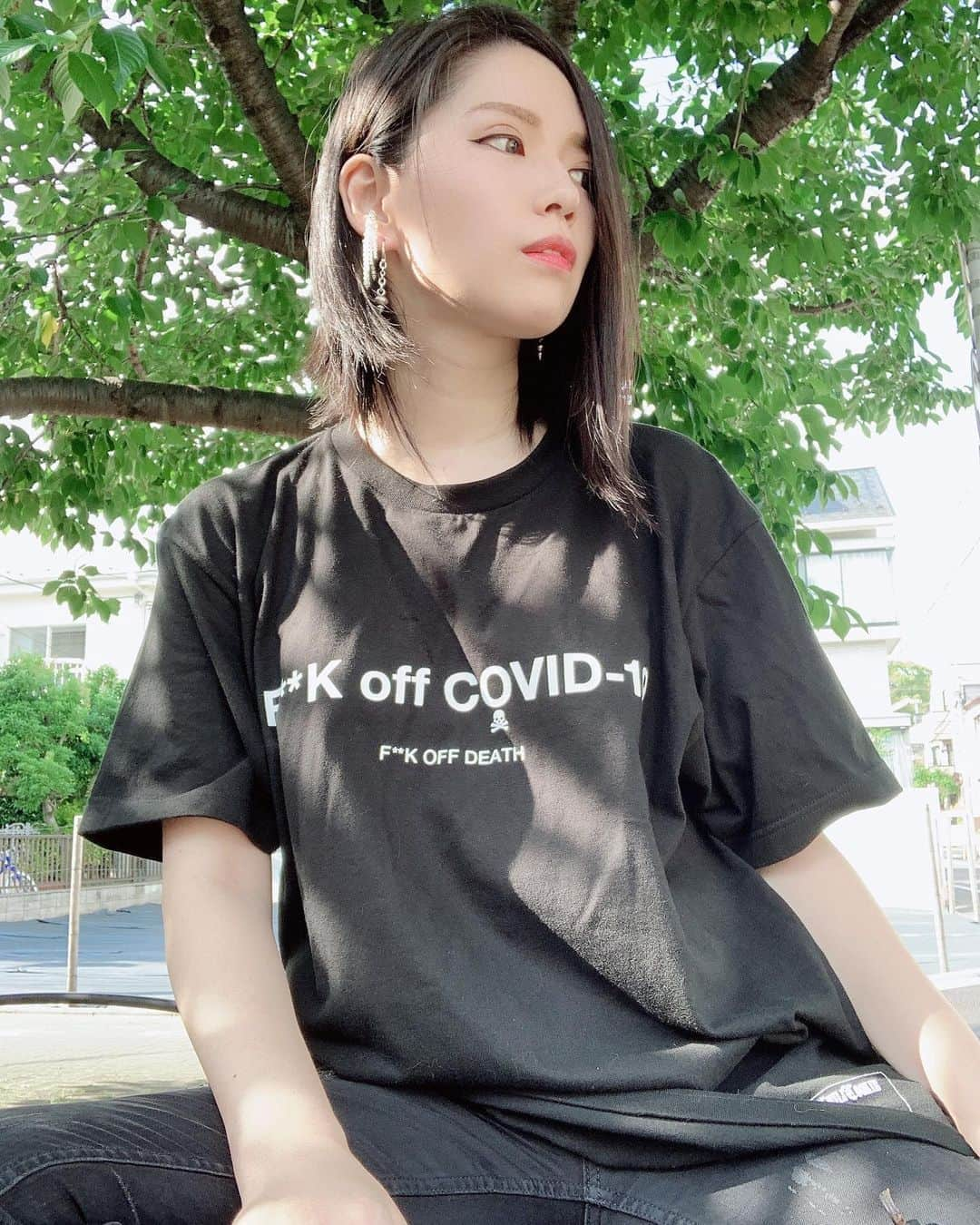 ERYさんのインスタグラム写真 - (ERYInstagram)「高原さんのブランドBLACK HONEY CHILI COOKIE @black_honey_chili_cookie  のweb storeで、19日からメッセージTシャツが発売されます。 なんと3,400円というびっくり価格！この価格でブラックハニーが着られるなんて！ みんなでコロナ禍乗り越えよう。 私が着ているのでMサイズ。身長162cmでおしりが隠れるくらいのゆったりめのサイズ感です。 #blackhoneychilicookie  #hiromutakahara #コロナへのメッセージ  #ブラックハニーチリクッキー」6月15日 17時20分 - bass_ery