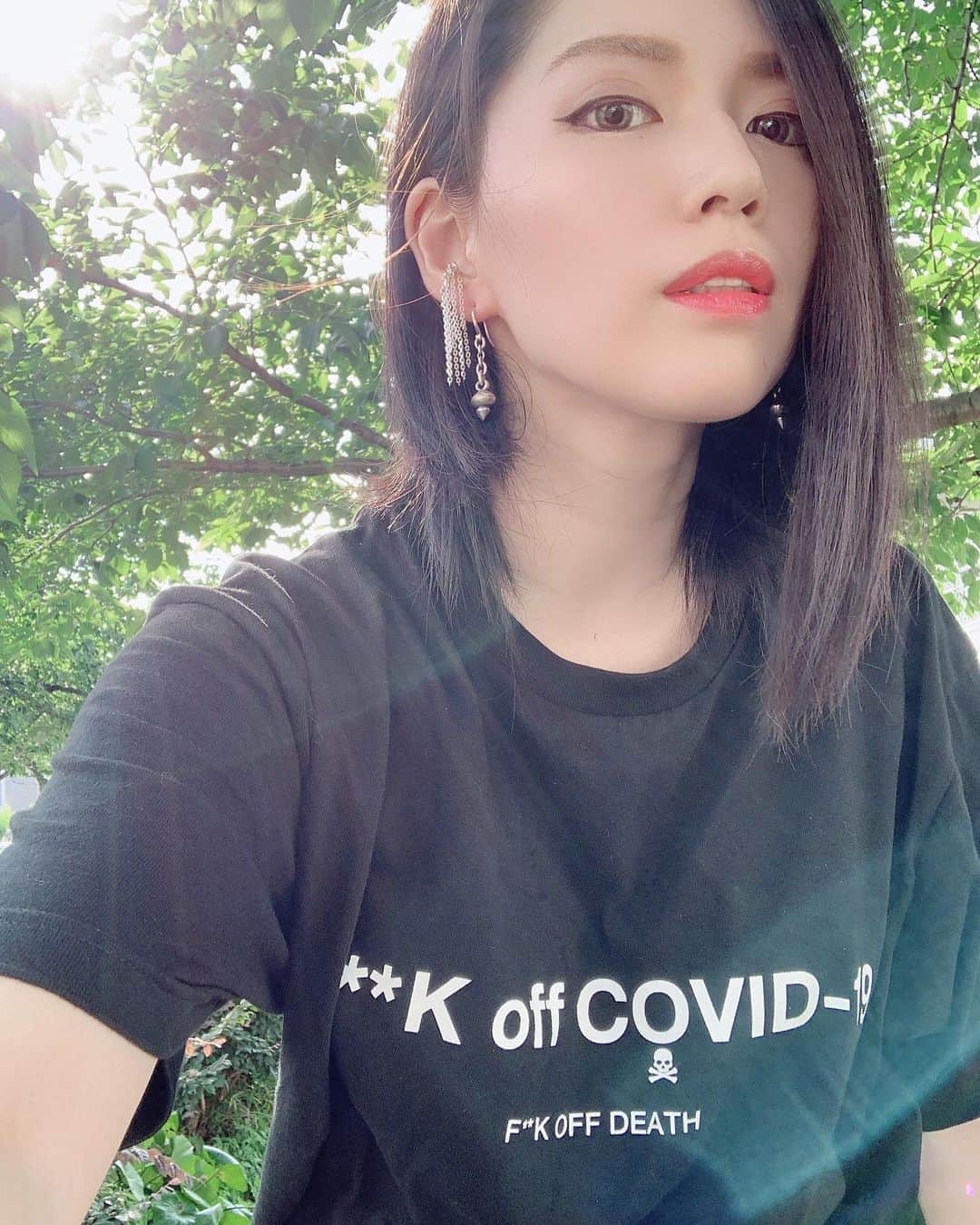 のインスタグラム：「高原さんのブランドBLACK HONEY CHILI COOKIE @black_honey_chili_cookie  のweb storeで、19日からメッセージTシャツが発売されます。 なんと3,400円というびっくり価格！この価格でブラックハニーが着られるなんて！ みんなでコロナ禍乗り越えよう。 私が着ているのでMサイズ。身長162cmでおしりが隠れるくらいのゆったりめのサイズ感です。 #blackhoneychilicookie  #hiromutakahara #コロナへのメッセージ  #ブラックハニーチリクッキー」