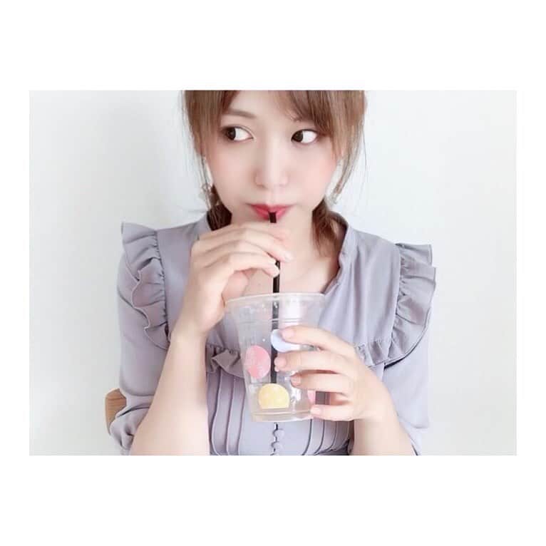 小河結香のインスタグラム：「鬼滅の刃×LAWSONの コラボ商品Getしてきた🐓💕 コンビニ飯ってなんでこうも 美味しいんだろうね🥰 あぁ劇場版が待ち切れない💨 #鬼滅の刃 #ローソン #コラボ商品 #お家でコラボカフェ #コンビニ飯 #ゆんのヲタ活記録」