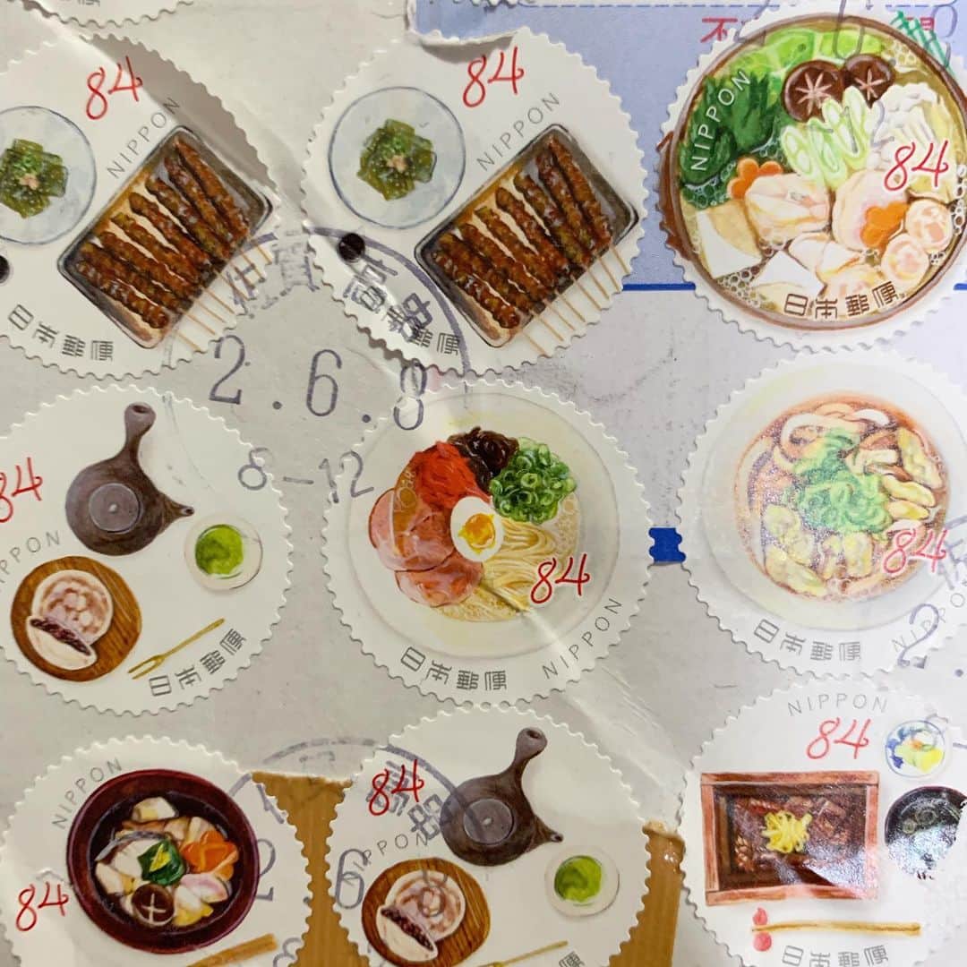 HONOKAのインスタグラム：「.〻  おばあちゃんから荷物が届いたのやけど、箱に貼ってあった切手がすごく可愛くてパシャリ🍥 こういうの見ると集めたくなる…！！ ご当地グルメ食べたい。  #切手」