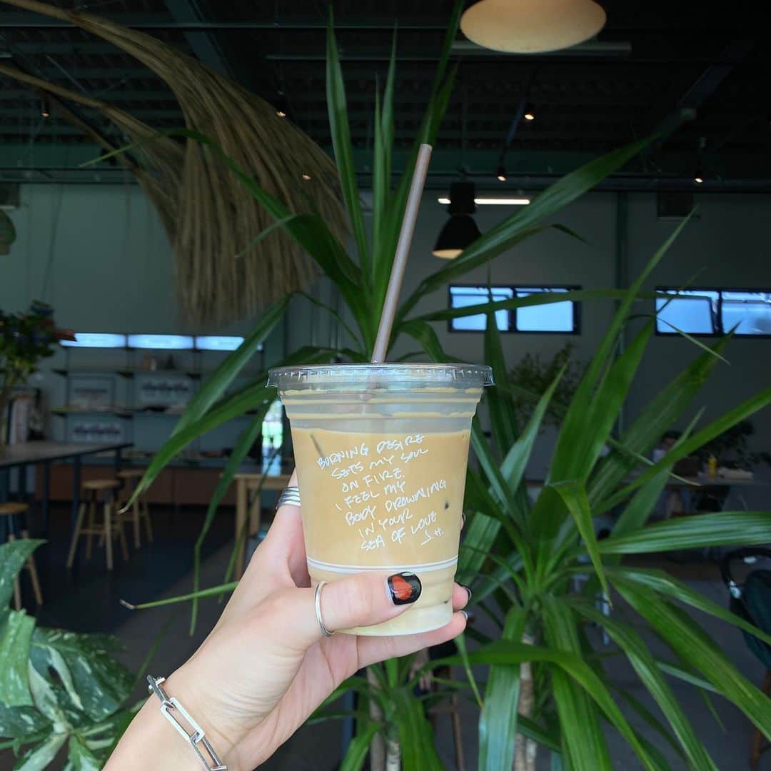 長谷川あやさんのインスタグラム写真 - (長谷川あやInstagram)「🌴🌴🌴#sharegreenminamiaoyama#cafe#coffee ・ ・ ・ ホッと一息👧💭 ・ 1歳をきっかけに卒乳してから カフェイン気にせず摂取できたり お酒も飲めるようになって やっと一息つける時間ができた気がします😂🙌✨ ・ わんぱくガール2人は 泥、ゴミ、砂利、葉っぱを ひたすらいじくりまわし このめちゃくちゃ暑い中わざわざ 暑いエリアで動き回ったりしながら 最後は仲良く乾燥芋食べてました！笑 （食べてるときだけは静か🤣） ・ 帰りはぐっすり、、、 （そりゃそうだ 笑）おやすみなさい😴💓」6月15日 17時46分 - ayasuke_0516