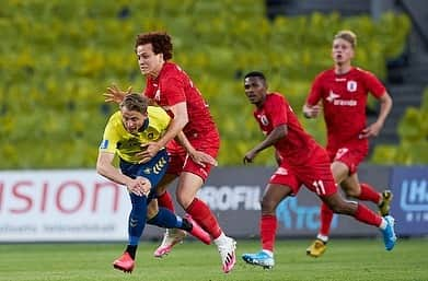 ムスタファ・アミニのインスタグラム：「Important point away to Brondby.. “referee didn’t even touch him” ⚽️😀🏃‍♂️ #superliga #ksdh #aarhus」