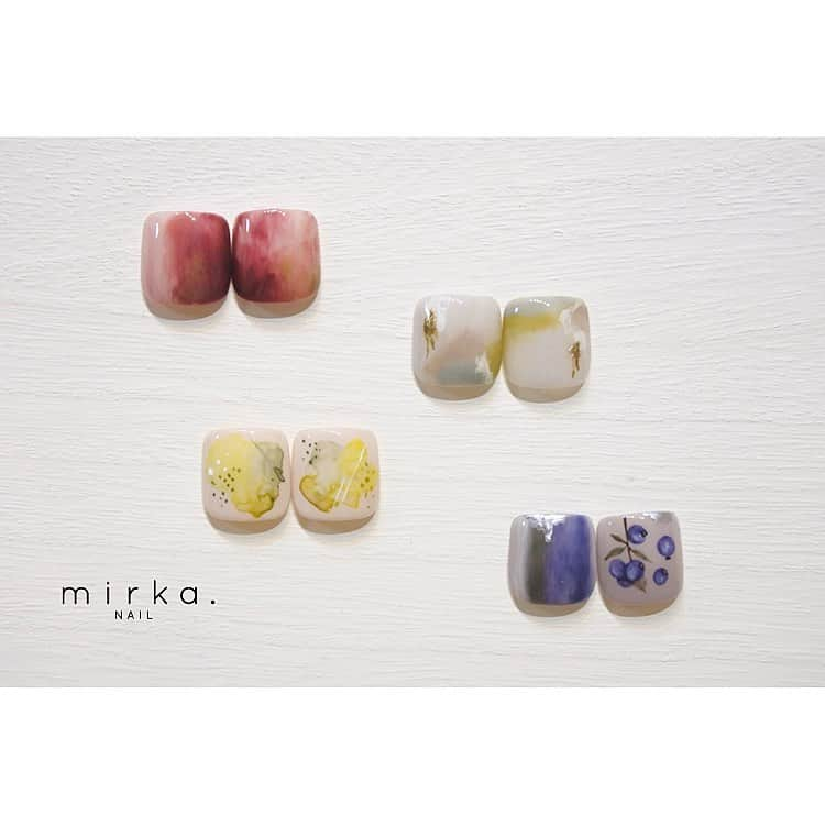 mirka. NAIL(ミルカネイル)さんのインスタグラム写真 - (mirka. NAIL(ミルカネイル)Instagram)「. ペディチップ、新しいデザインを追加しました！﻿﻿ ﻿ いまネイルサロンに行けない方や、遠方にお住まいの方にも、ぜひ楽しんでいただけたらうれしいです✯﻿ ﻿ オンラインショップはプロフィールのリンクよりご覧下さい◯ ﻿ BASEアプリでもぜひフォローをお願いします☻ ﻿ ﻿ ﻿ ---------*-----------*-----------*-------﻿ ペディチップとは……﻿ 足の親指にチップを貼って、ほかのお爪はお好みのポリッシュを塗っていただくだけ！﻿ 親指以外はお爪も小さいので塗るのも簡単です。﻿ 手軽にジェルネイルをしたような足先をお楽しみいただけます。﻿ チップはチップ用両面テープで貼るので、繰り返しお使いいただけます。」6月15日 17時49分 - mirka.nail