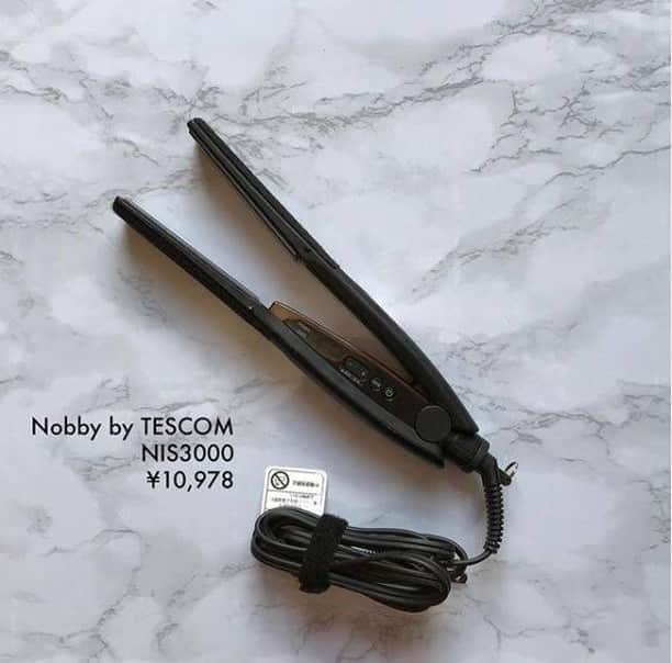 TESCOM テスコムのインスタグラム：「. ＼サロン品質アイロン！前髪や短いメンズヘアにもおススメ／ . 本日は、#テスコム にお寄せくださった皆さんの素敵なお写真をrepostにてご紹介！ . @taka_cosmetic さんがお持ちの  #nobbybytescom  プロフェッショナル プロテクトイオン ヘアーアイロンは メンズにも大人気のアイロンなんです♪ . 前髪などの短い髪にも、根元からスタイリングしやすい薄型形状。 本体のサイドがラウンドしている形状で毛先のニュアンスカールも簡単に出来るので 束感を出すメンズヘアースタイリングにもおすすめ◎ . (photo by @taka_cosmetic ) - - - - - - - - - - - - - - - - - - - - - - - - - ●商品名：プロフェッショナル プロテクトイオン ヘアーアイロン ●品番　：NIS3000 ●カラー：ブラック - - - - - - - - - - - - - - - - - - - - - - - - - @tescom_beauty . Nobbyに関する情報は@tescom_pro キッチン家電に関する情報は@tescom_kitchen にてご紹介中！ . 毎日使うヘアアイテムは #テスコム または #TESCOM で検索してみて下さいね♡ テスコムのInstagramでは、自分らしさを追求したあなたのキレイづくりに役立つ情報を毎週発信しています！ . #美容 #ヘアアレンジ #ヘアスタイル #髪型 #スタイリング #美髪 #ストレート #セルフアレンジ #ツヤ髪 #くせ毛 #ストレートヘア #メンズスタイリング #美容男子 #ヘアアイロン #ストレートアイロン #メンズヘアセット #美容家電  #綺麗な髪 #サラツヤ #毛先 #ヘアーアイロン #サラツヤ髪 #メンズヘアスタリング #ストレーター #nobbybytescom #nis3000」
