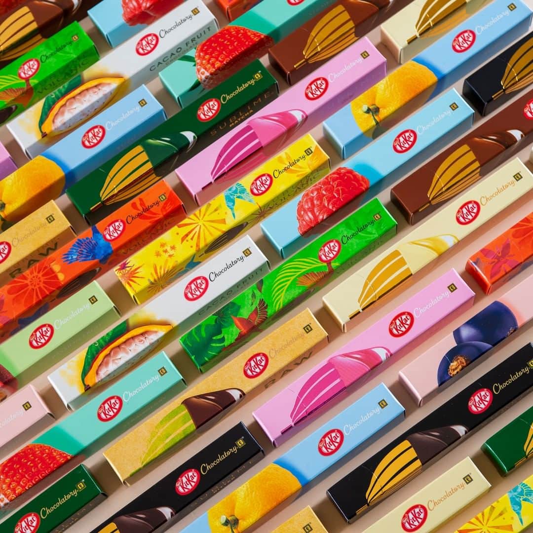 KITKAT Chocolatoryさんのインスタグラム写真 - (KITKAT ChocolatoryInstagram)「“キットカット ショコラトリー”はみなさまご存知でしょうか🤔💭﻿ ﻿ 日本を代表するパティシエ・ショコラティエとして、 独創的なアイデアと味わいあふれるお菓子で人々を魅了する、 「ル パティシエ タカギ」「ル ショコラティエ タカギ」オーナーシェフ、高木康政氏監修の贅沢な”キットカット”なんです！﻿ ﻿ すこし贅沢な気分を味わいたいときに自分へのご褒美として、友人や家族、恋人に感謝を伝えるときにプレゼントとして、いつもと一味違う”キットカット ショコラトリー”のことを思い出してください🙇‍🙇‍♀﻿ ﻿ @kitkat_chocolatory_official のアカウントで発売中のフレーバーも紹介しているので、ぜひ覗いてみてください👀」6月15日 18時00分 - kitkat_japan_official