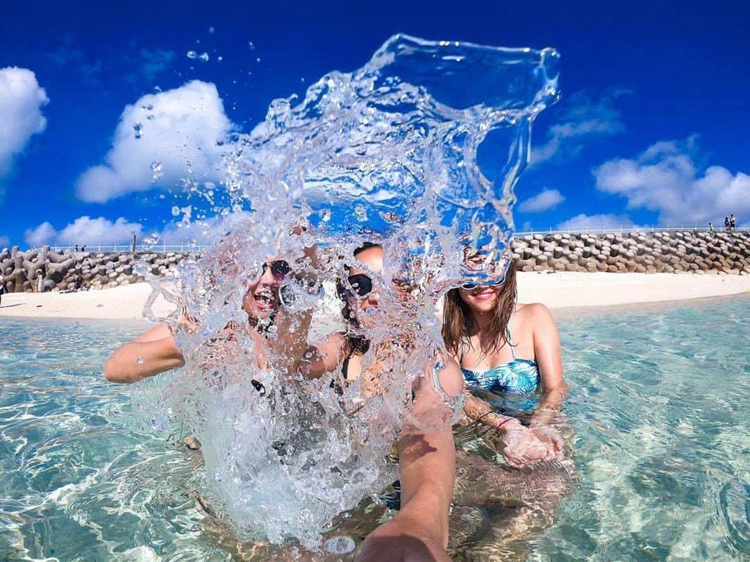 エイチ・アイ・エスのインスタグラム：「日本の写真で虹を作ろう🌈 本日は #日本の青色のセカイ より青色のお写真をご紹介💙 . 『下地島空港17END』 宮古島に行ったら絶対に行きたかった場所🐚 干潮の時間の17ENDは、真っ白なビーチに透き通った遠浅の海が想像以上に綺麗で、まるで天国のようでした✨ . 📍 沖縄県「下地島空港17END (宮古島)」 📷 @10_haru_10 < Thank you! . . ―― 日本全国の写真で虹を作ろう ―― 色とりどりの日本の写真で全国を7色で彩りませんか？ 「#日本の〇色のセカイ」 次の7色から色を選んでを投稿してね☟ 白・赤・オレンジ・黄・緑・青・紫 集まったお写真はHISの各メディアやSNSでご紹介します😃 . 見たい景色を探して、“おうちで”世界を楽しもう♪ #次はどこに行こうかな . . #沖縄 #沖縄旅行 #宮古島 #宮古島旅行 #下地島 #17END #okinawa #おうち旅行 #写真好きな人と繋がりたい #ファインダー越しの私の世界 #誰かに見せたい風景 #絶景 #旅行 #世界遺産 #死ぬまでに行きたい世界の絶景 #instatravel #instapassport #instatraveling #travelgram #lovetravel #traveljapan #lovers_nippon #japan #photooftheday #japantrip #japantravel #japan」