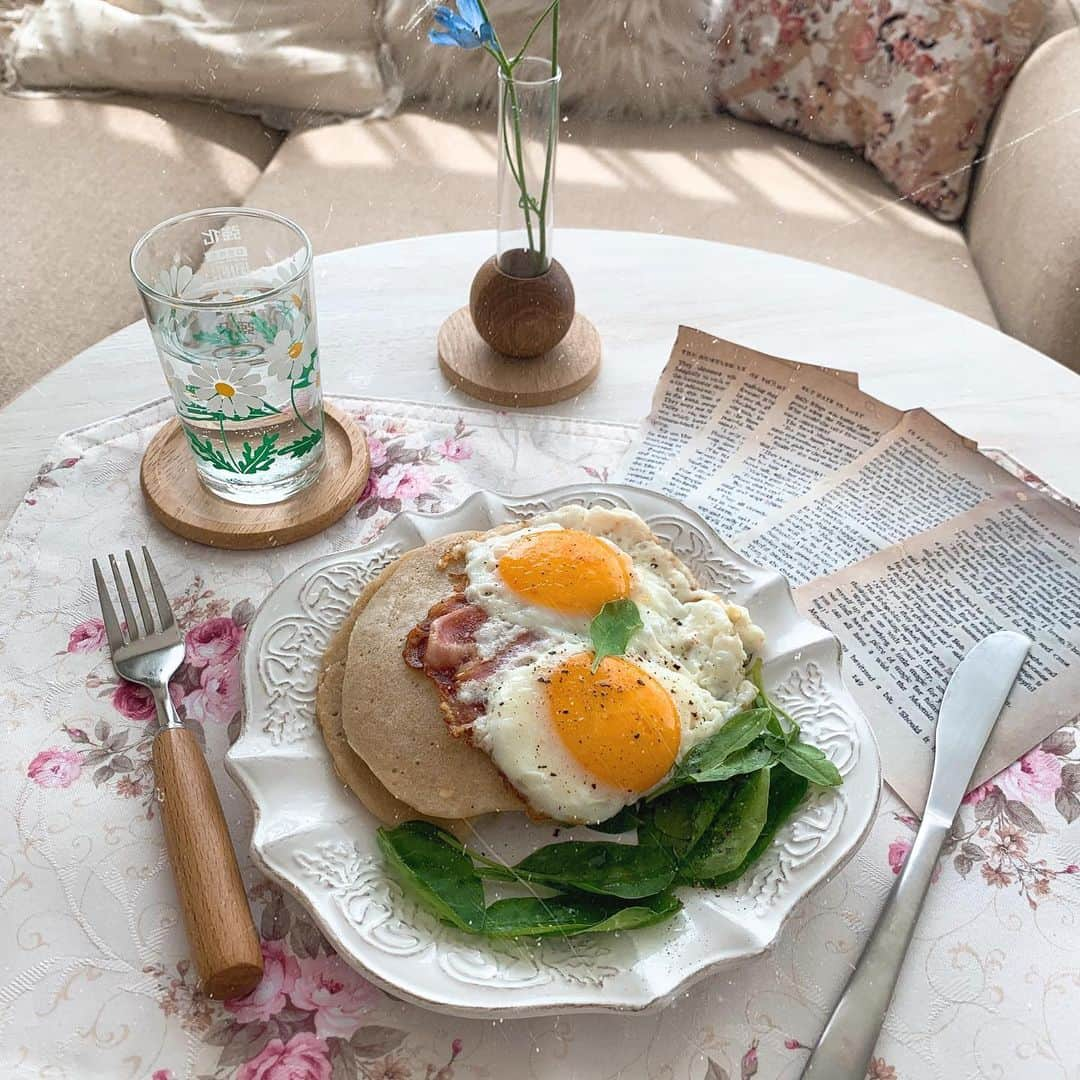 maari watanabe(まありん)さんのインスタグラム写真 - (maari watanabe(まありん)Instagram)「朝食recipe🥞 パンケーキミックス50g おからパウダー10g オートミール10g 豆乳70ml ㅤㅤㅤㅤㅤㅤㅤㅤㅤㅤㅤㅤㅤ これらを混ぜて焼くだけ🍳 ベイビーリーフ、ベーコン、目玉焼きを乗せて完成です☺️ ㅤㅤㅤㅤㅤㅤㅤㅤㅤㅤㅤㅤㅤ 食物繊維、タンパク質たっぷりすぎる朝ごはん🥣 .*⑅︎୨୧┈︎┈︎┈︎┈︎┈︎┈︎┈┈︎┈︎┈︎┈︎┈︎୨୧⑅︎* .  #ダイエットメニュー  #糖質制限ダイエット  #低カロリーレシピ  #パンケーキ #オートミール #おからパウダー  #oatmeal #ナチュラルキッチン #朝食プレート #まあレシピ」6月15日 17時52分 - manyo_wt