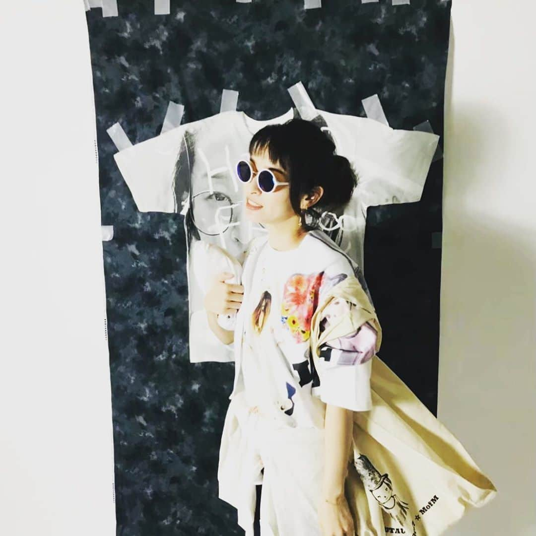 島袋寛子さんのインスタグラム写真 - (島袋寛子Instagram)「– 月曜日らしい。 – 曜日の感覚0です。笑。 – こちら☝️ – 私の大好きな写真。 – この撮影のコンセプトは『Live開場待ち、まだですか？、島袋寛子らぶ♡』です。笑。 – グッズにうもれる幸せ。 – 私は自分のLiveグッズ大好きです。 – Live準備となれば、すべてが同時進行で行われていくので、頭が爆発しそうになったりしますが、、グッズ製作は楽しい。 – いつもお世話になっている関係者のみなさま、いつも本当にありがとうございます☺︎🙏✨。 – – – #本当に #この写真すき #グッズを纏うと #テンションあがる #なぜだろうね？w #あぁ♡ #私のグッズは可愛い #笑」6月15日 17時58分 - hiroko.shimabukuro