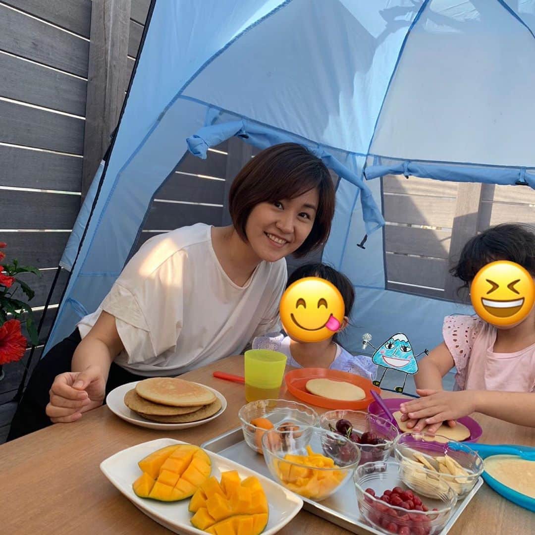 フジテレビアナウンサーのインスタグラム：「💁🏻‍♀️﻿ すーさん、ご指名ありがとう！﻿ 石本沙織です。﻿ まさか秒針を実況してしまうなんて、さすが✨自慢の同期です😊﻿ ﻿ さて実はコロナが流行する前、﻿ 去年の年末に、空が少しでも広く見える場所を求めて引っ越しをしていた我が家☀️﻿ ﻿ おかげでステイホーム中は﻿ ベランダが本当に役に立ちました！﻿ ビーチテントを出して流行りの﻿ 「お家キャンプ」のようなものをしたり…⛺️﻿ ベランダでのキャンピング＝「ベランピング」なんて言葉もあるみたいですね✨﻿ ﻿ この日は張り切ってパンケーキを作りました❗️近所のスーパーではまだ売り切れなので、﻿ 米粉パンケーキの素をお取り寄せ🥞﻿ ﻿ ぐーるぐる、まーぜまぜ…と、5歳と3歳が頑張って作っておりました！ドキドキ💦（梅津先輩を見習い、何でもさせてみようと思います！）﻿ たまたま近所で採れたビワとユスラウメも頂いたので一緒に添えました！﻿ ﻿ パンケーキとテントの組み合わせは最強で、娘たちも大喜び❗️﻿ これから雨の時期になりますが☔️、この「ベランピング」好評だったので✨梅雨の合間をみて、またやってあげようと思います😊﻿ ﻿ 次は「Live News it！」で一緒に頑張っている木村アナ！とっても頼りになる後輩です❗️﻿ 会社ではよく会うけど、プライベートは謎…笑。日常を少し教えて下さいな✨﻿ ﻿ ﻿ ﻿ #フジアナむすび﻿ #石本沙織﻿ #フジテレビアナウンサー﻿ #お家キャンプ﻿ #ベランピング」
