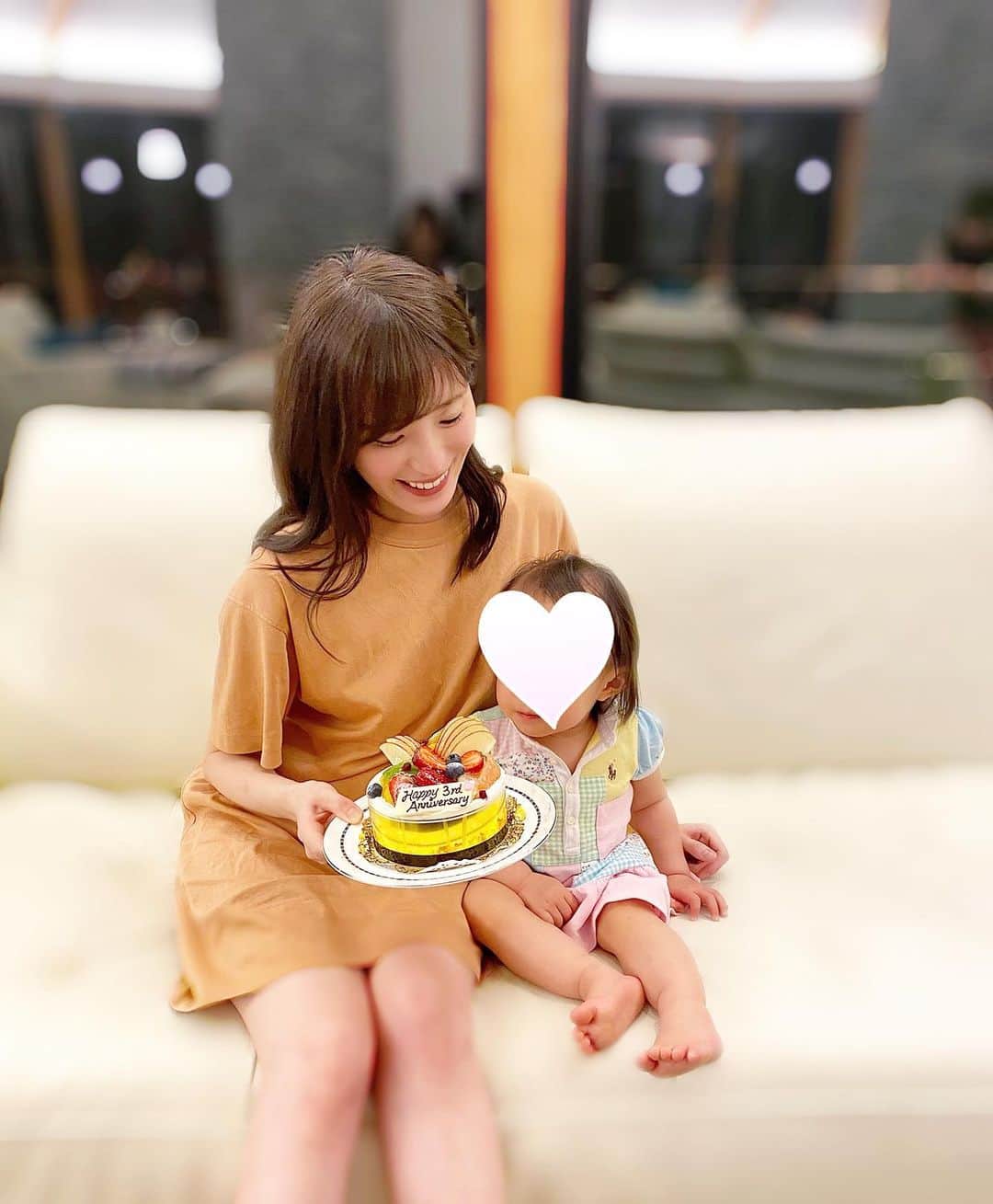 小林真由のインスタグラム：「結婚記念日🌹﻿ ﻿ お昼はステーキ、﻿ 夜は鮎でした🥺←主人の好物三昧の日🐟﻿ 4年目もよろしくね♡﻿ ﻿ #結婚記念日 #ケーキ #アニバーサリー #女の子ママ #1歳半 #ママライフ #マタニティ #マタニティライフ #妊婦 #妊婦コーデ #マタニティコーデ #妊娠8ヶ月 #第二子妊娠中」