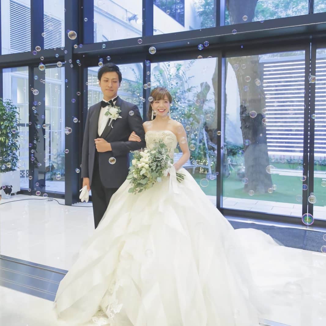 のインスタグラム：「@farny_weddingをフォローして #プラコレ #farnyレポ を付けて投稿してくださいね♥ . :-: :-: :-: :-: :-: :-: :-: :-: :-: 本日紹介したいウェディングフォトは・・・ @weddingairiさん♡ . 【シャボン玉演出】 とっても可愛い披露宴演出✯*･ 花嫁さまがやりたかった演出の 1つだったそうですよ＾＾ 幸せ溢れるショットですよね♥ ====================== 💒:#アルカンシエルリュクスマリアージュ大阪 （@arcenciel.luxeosaka） 👗:#verawang #リーゼル ======================= . \\花嫁ライター募集中// @farny_wedding の DMより”Farny 花嫁ライター希望”とお送りくださいね◎ 担当者から折り返しご連絡さしあげます⁂ . \\花嫁アプリ // プロのアドバイザーに結婚式の相談を何度でも♡ ウェディングドレスの記事や、 自分のウェディングレポを残せちゃう♡” . ＞＞＞TOPのURLからcheck ⋈ @placolewedding ＞＞＞結婚のご相談は プラコレウェディングアドバイザーへ♡ @wedding_adviser ＞＞＞ウェディングレポを残したいなら、 farny by プラコレをcheck ✎ @farny_wedding ＞＞＞ウェディングアイテム＆DIYは farnyアイテムをcheck ❁ @farny_wd.item . ┈┈┈┈┈┈┈┈┈┈┈┈┈┈┈┈┈┈┈ #プレ花嫁 #卒花嫁 #結婚準備 #結婚式 #結婚式場 #当日レポ #撮影指示書 #weddingtbt #weddingdress #ウェディングドレス #運命の一着 #ウェディングフォト #卒花しました #farnyレポ #2020夏婚 #2020秋婚 #2020冬婚 #挙式 #令和花嫁 #全国のプレ花嫁さんと繋がりたい #披露宴レポ #シャボン玉 #シャワー演出 #アルカン花嫁 #関西花嫁 #大阪花嫁」