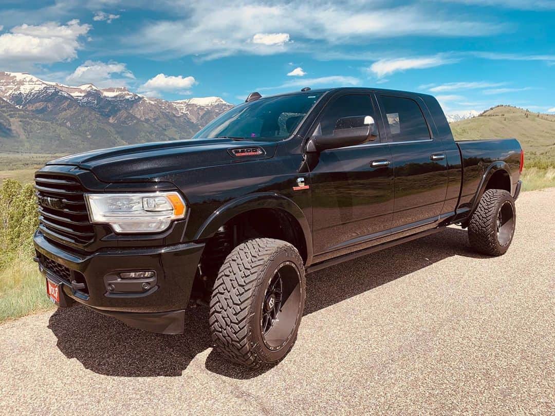 ニッキー・シックスさんのインスタグラム写真 - (ニッキー・シックスInstagram)「Thanks to Brad and the whole team over at @wolfsjackson for setting me up with my new Wyoming mean machine. #Dodge #2500 #Larime #Longhorn #Wyoming #RocknRoll」6月16日 4時58分 - nikkisixxpixx